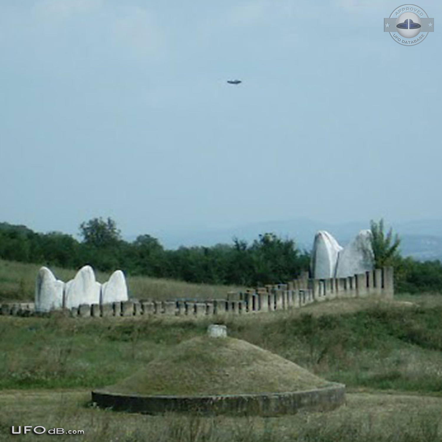 Monument picture reveals passing saucer UFO in Kragujevac, Serbia 2004 UFO Picture #457-3