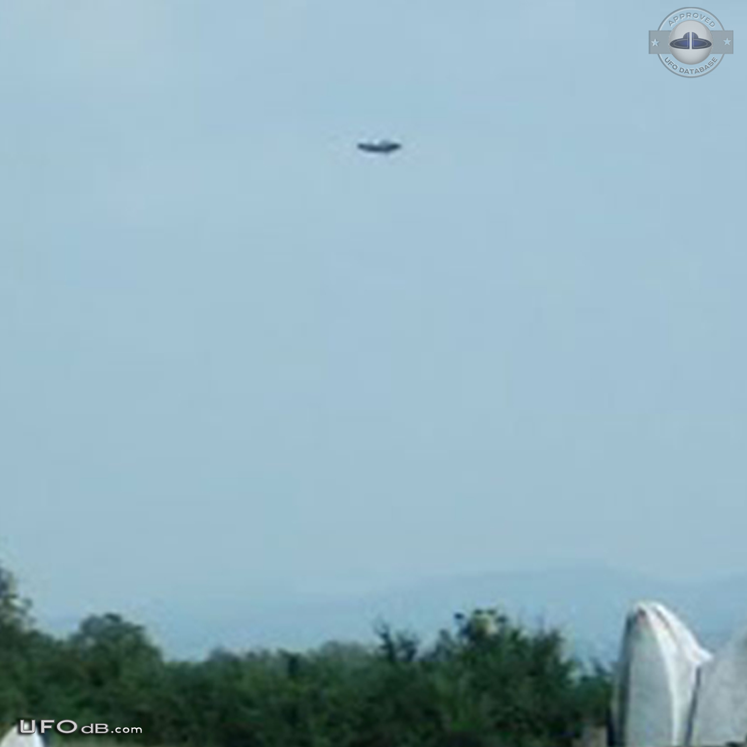 Monument picture reveals passing saucer UFO in Kragujevac, Serbia 2004 UFO Picture #457-4
