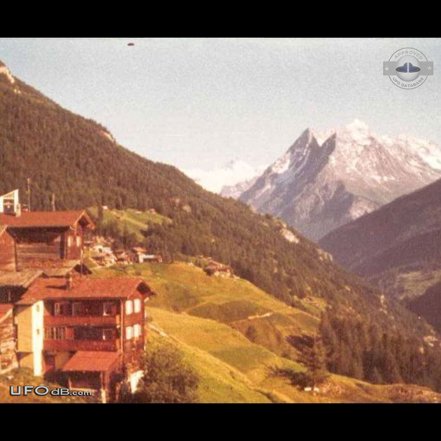 One of the Best UFO sighting backed by 2 UFO pictures Switzerland 1975 UFO Picture #459-6