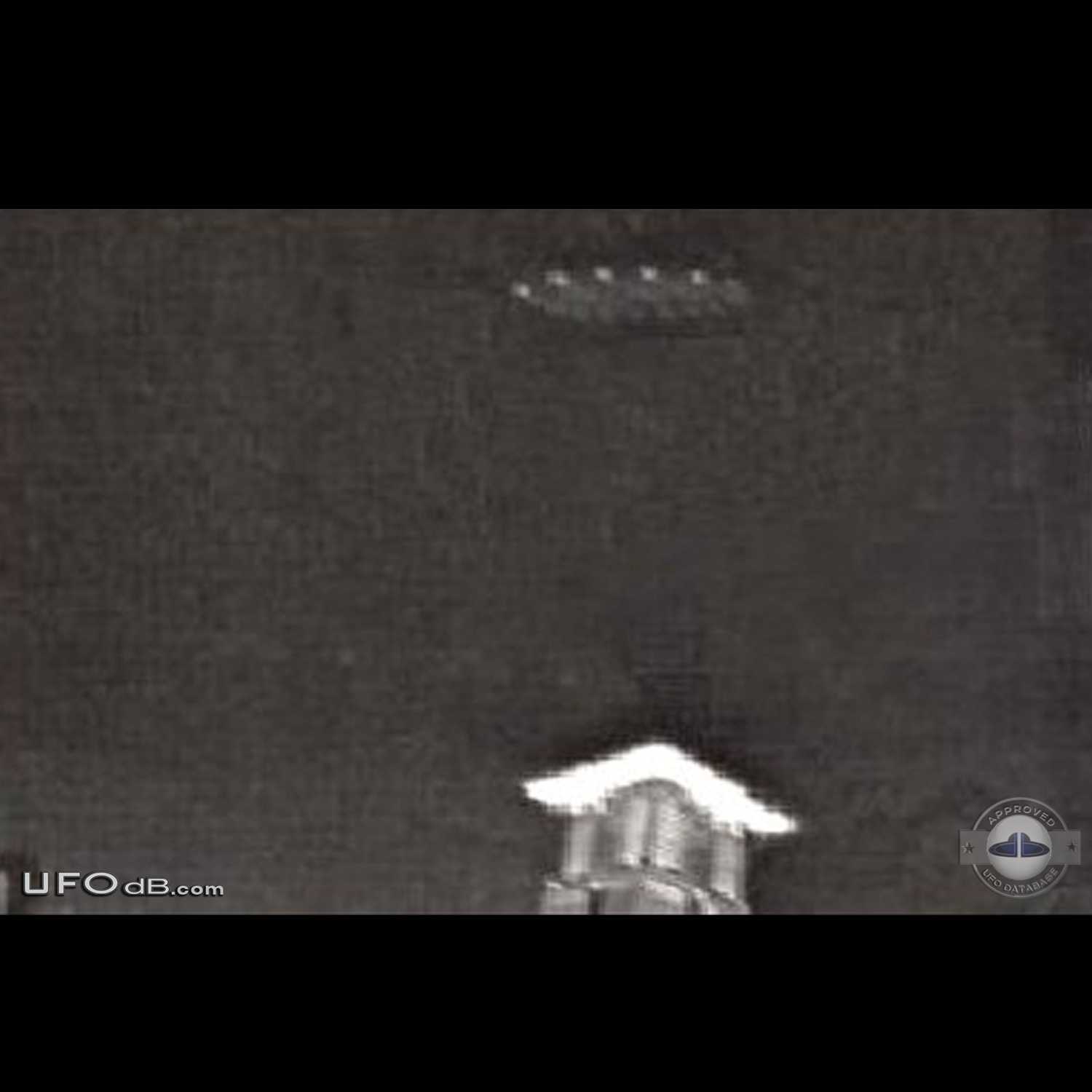 2003 UFO sighting from Dubai caught on picture by a programmer UFO Picture #462-1