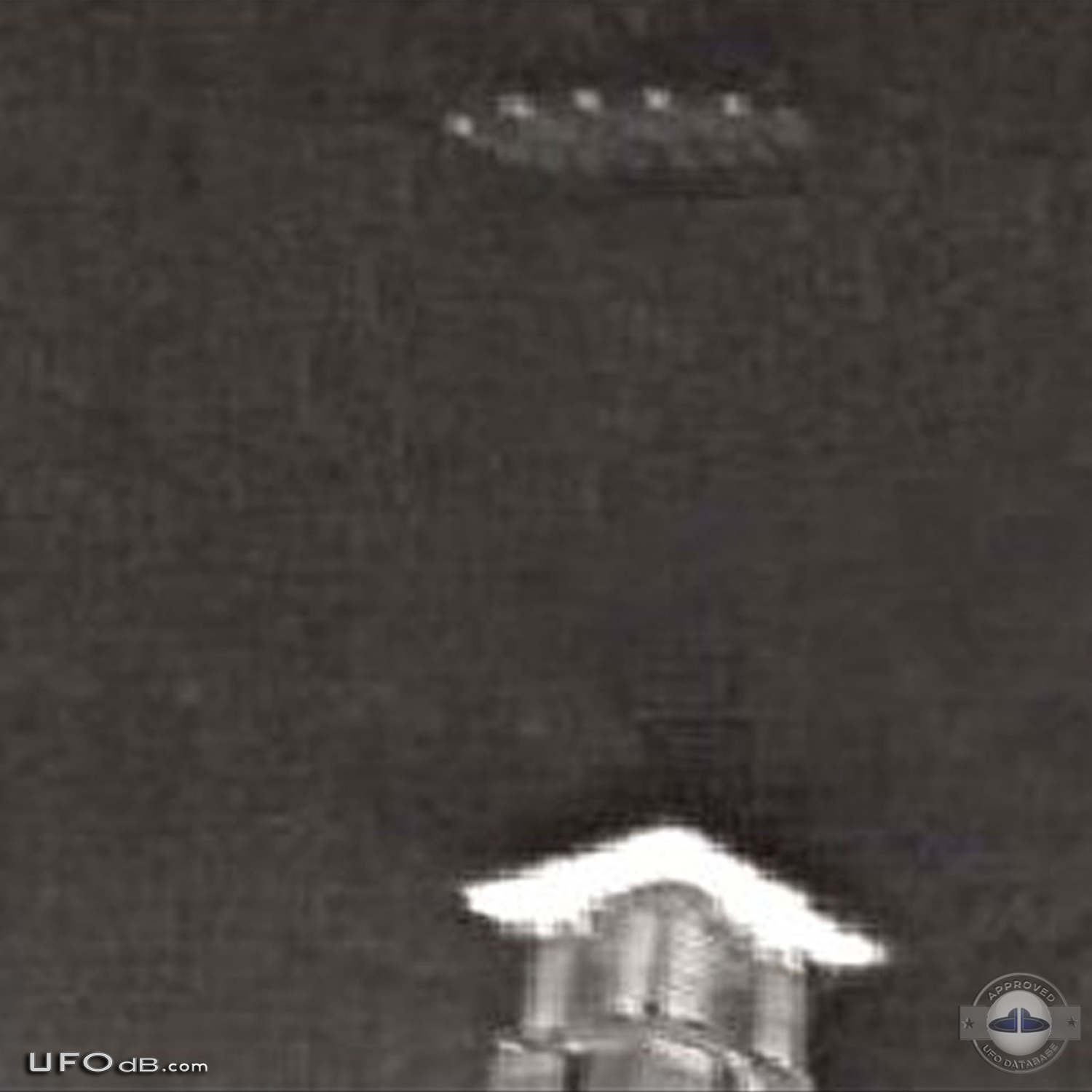 2003 UFO sighting from Dubai caught on picture by a programmer UFO Picture #462-2
