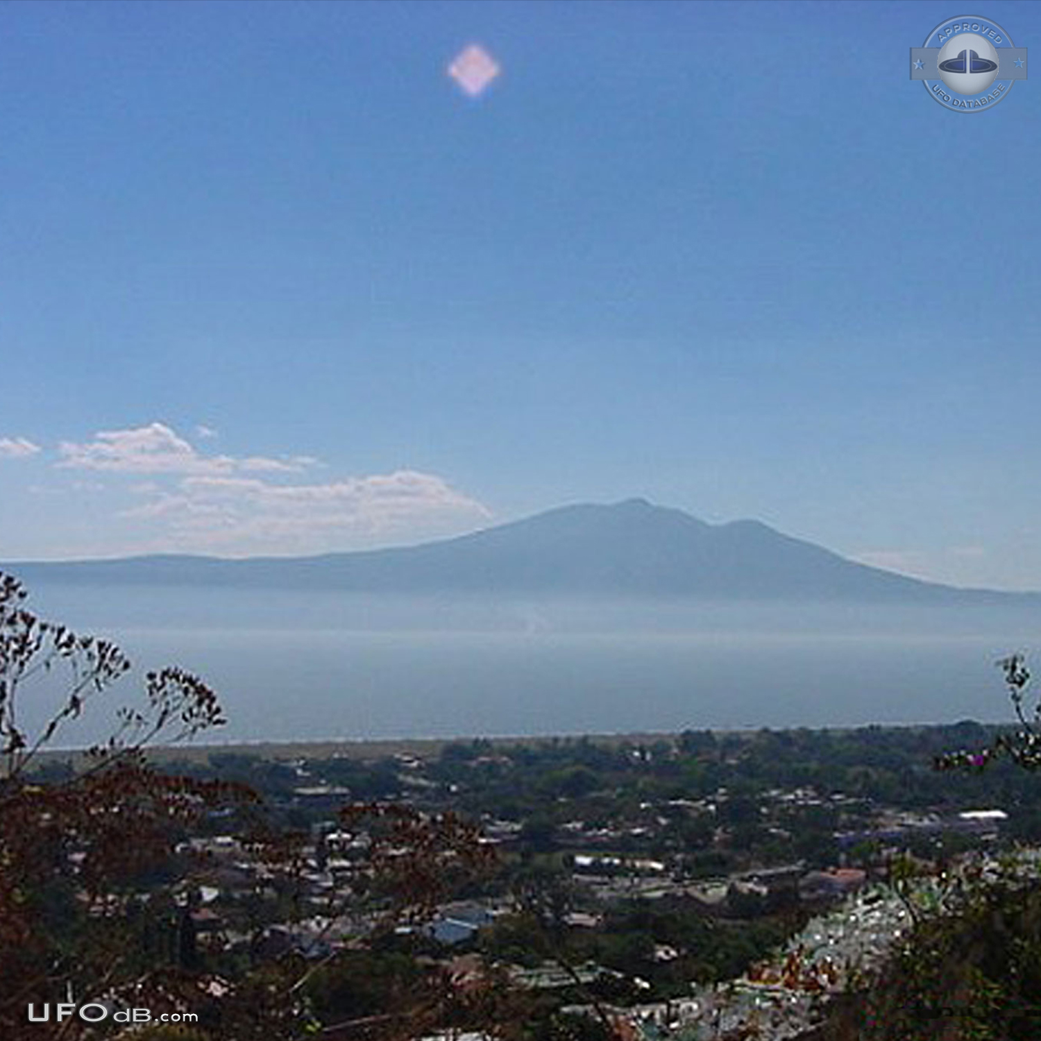 Diamond Shaped UFO over lake Chapala near Ajijic, Jalisco, Mexico 2001 UFO Picture #468-2