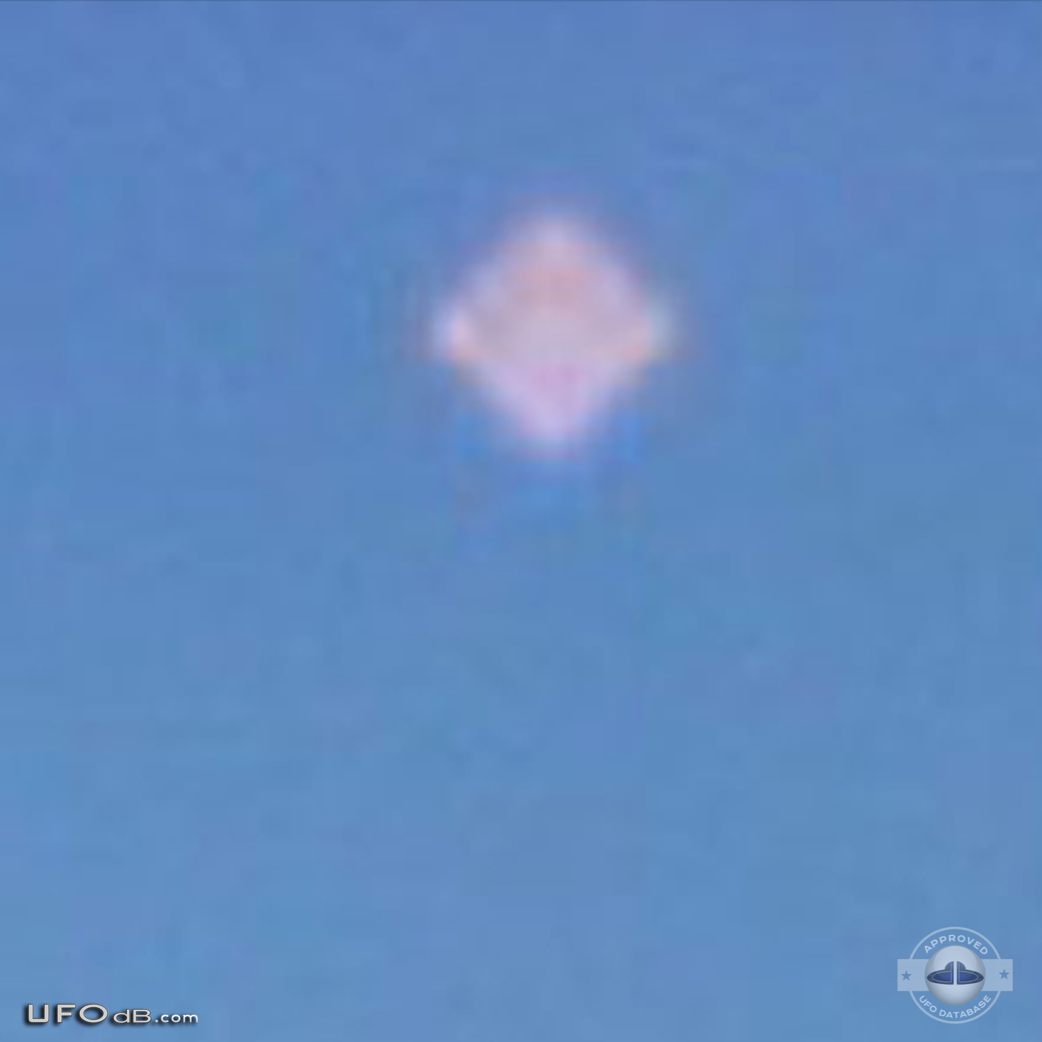 Diamond Shaped UFO over lake Chapala near Ajijic, Jalisco, Mexico 2001 UFO Picture #468-4