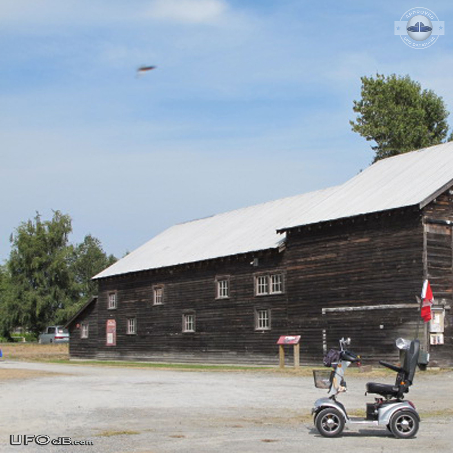 Photo captures passing UFO in Richmond, BC, Canada in August 2012 UFO Picture #474-1