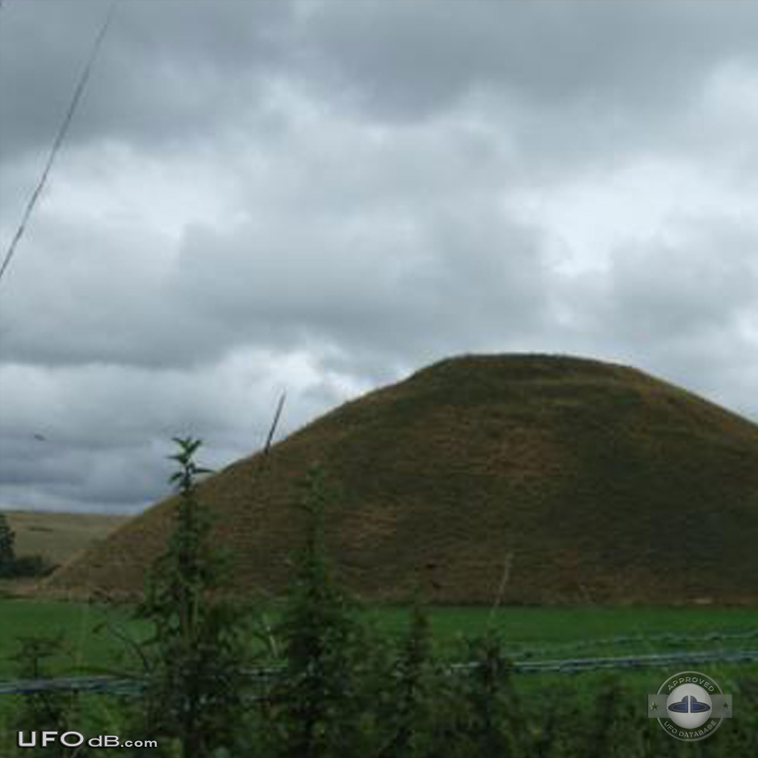 Saucer UFO caught on picture near Silbury Hill in Wiltshire county UK UFO Picture #480-1