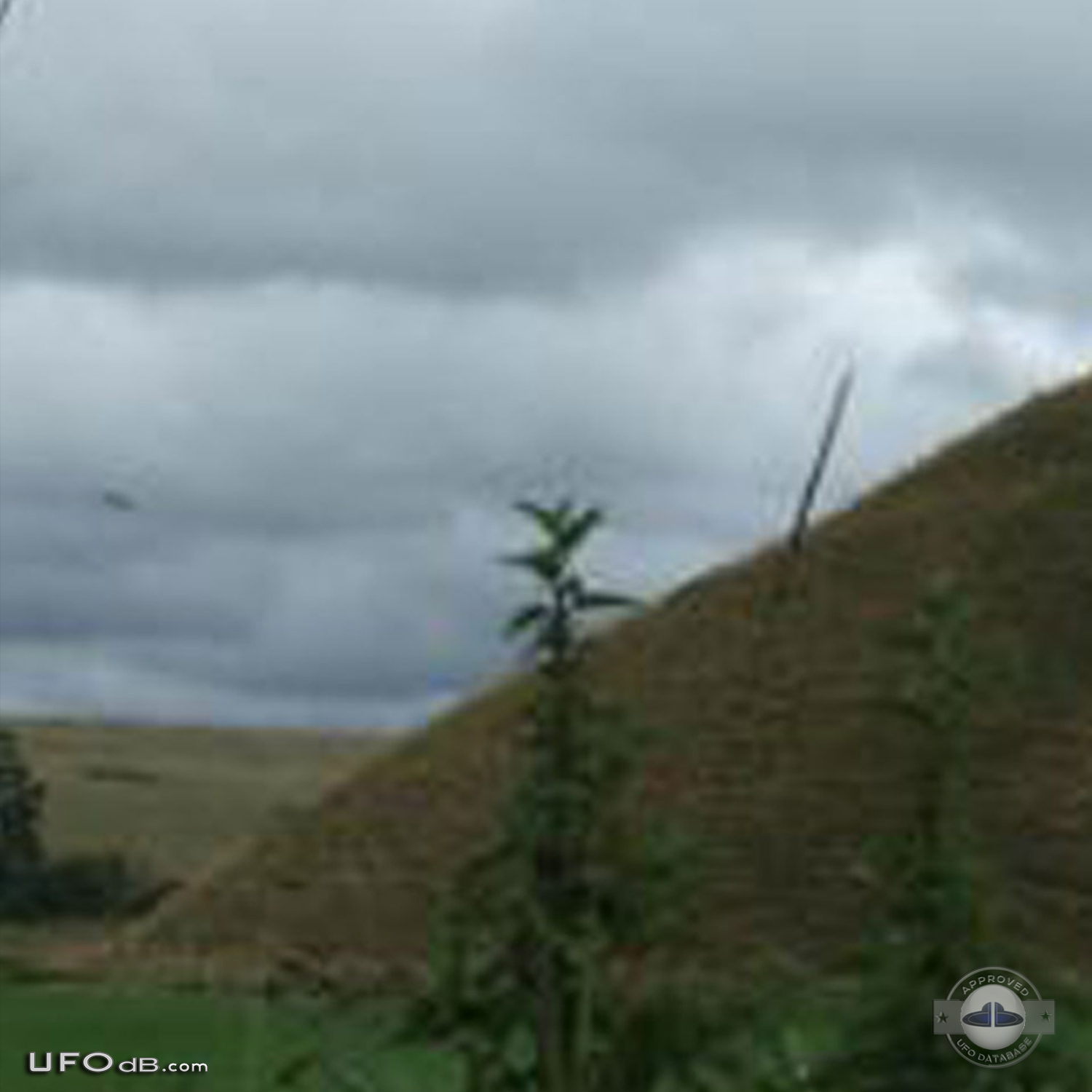 Saucer UFO caught on picture near Silbury Hill in Wiltshire county UK UFO Picture #480-2