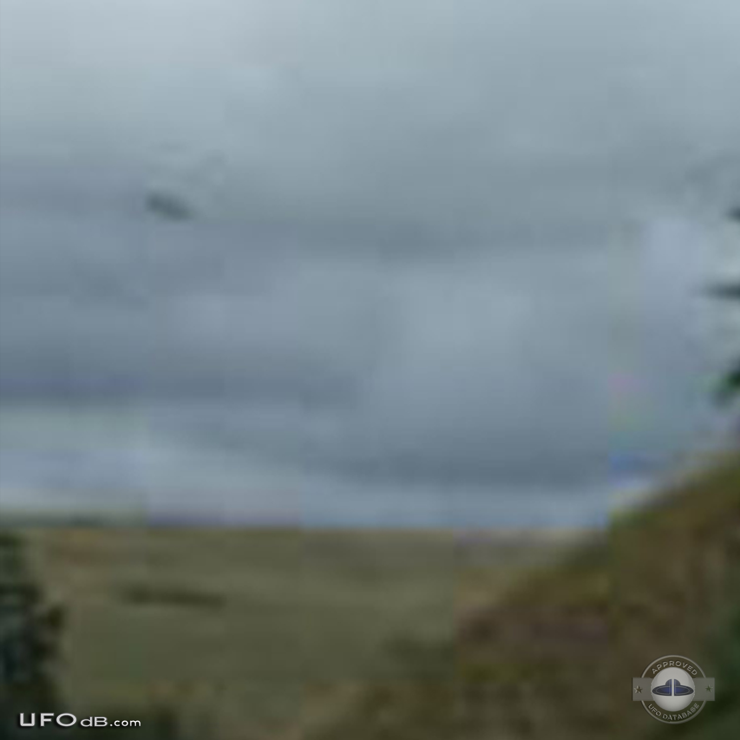 Saucer UFO caught on picture near Silbury Hill in Wiltshire county UK UFO Picture #480-3