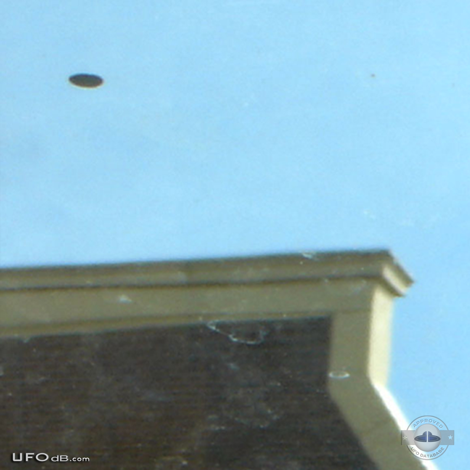 Picture from canal boat captures UFO passing over Amsterdam in 2008 UFO Picture #482-4
