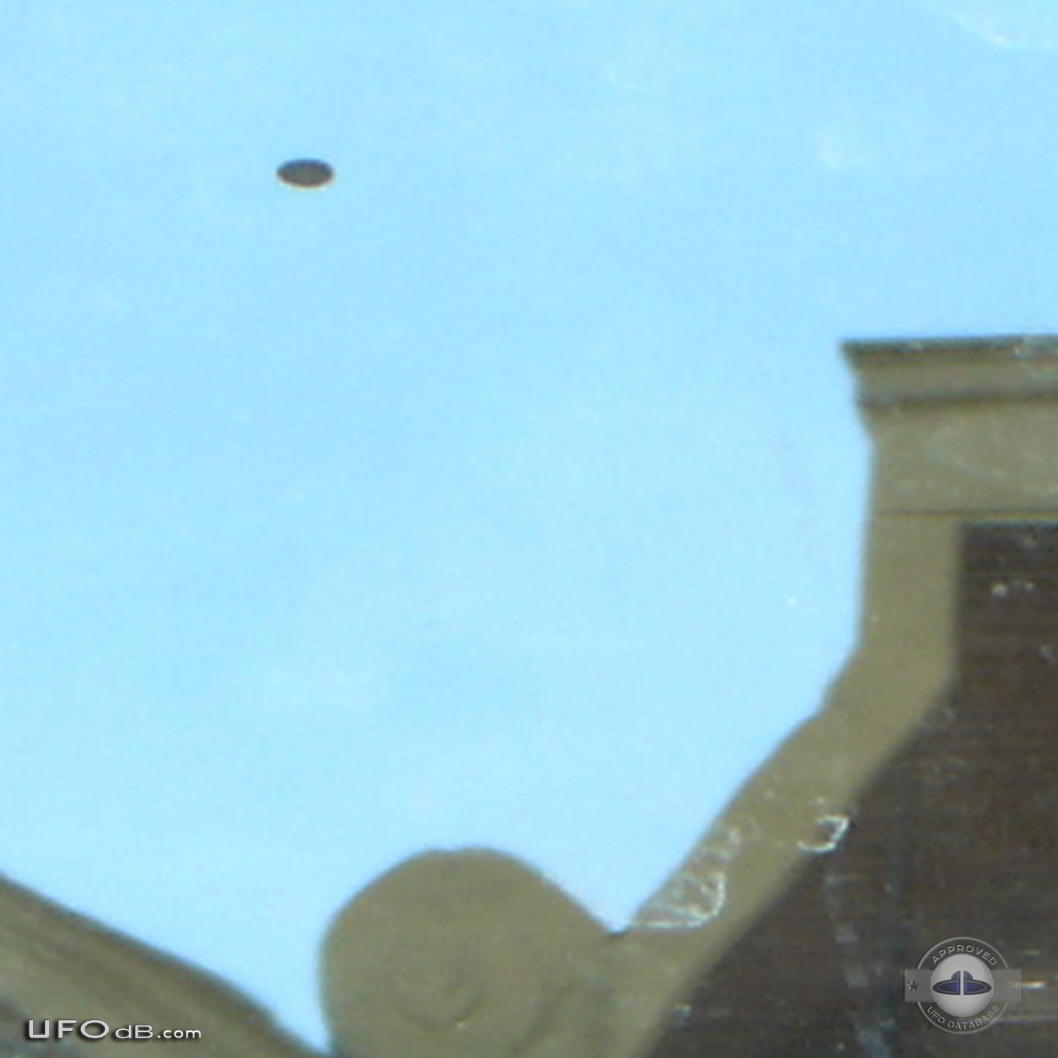 Picture from canal boat captures UFO passing over Amsterdam in 2008 UFO Picture #482-5
