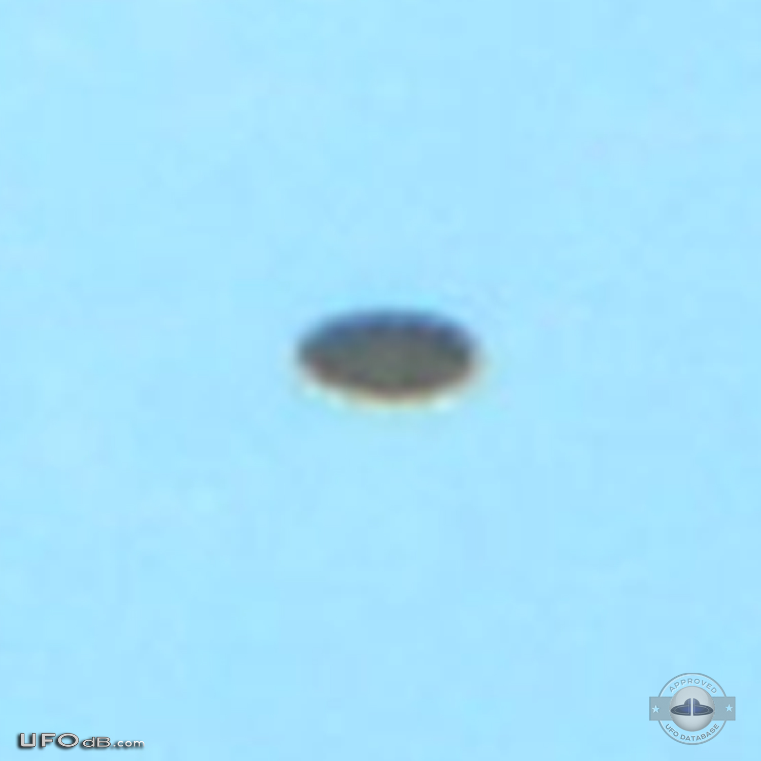 Picture from canal boat captures UFO passing over Amsterdam in 2008 UFO Picture #482-6