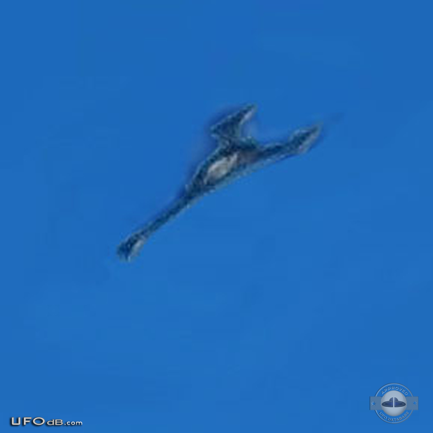 UFO similar to Star Trek Klingon ship seen over Canary Island in 2011 UFO Picture #483-4