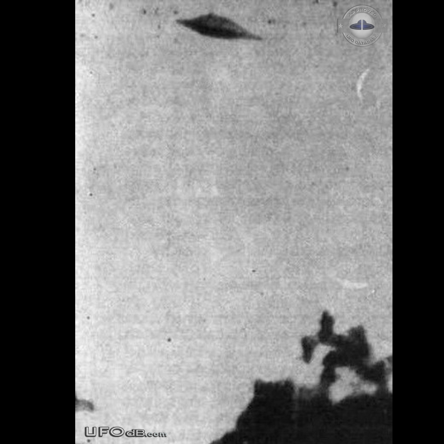 Old 1978 double Saucer UFO picture from Renalegh, Buenos Aires UFO Picture #491-1