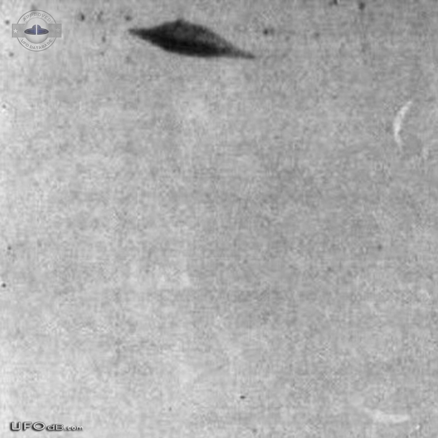 Old 1978 double Saucer UFO picture from Renalegh, Buenos Aires UFO Picture #491-2