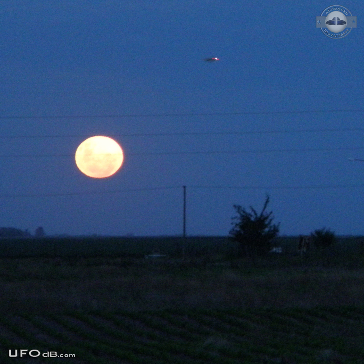 Full Moon Picture get a passing UFO in Venado Tuerto, Argentina 2009 UFO Picture #492-1