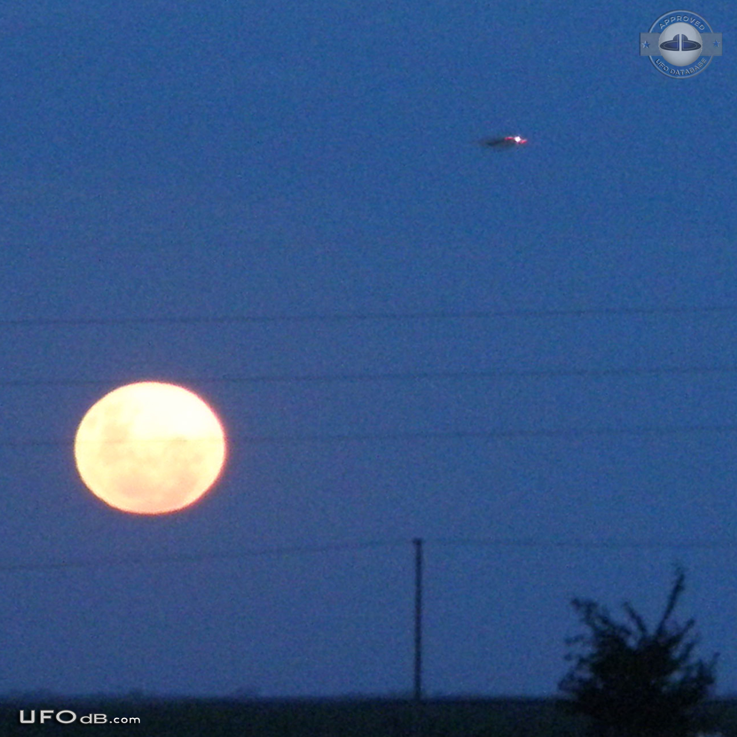 Full Moon Picture get a passing UFO in Venado Tuerto, Argentina 2009 UFO Picture #492-2