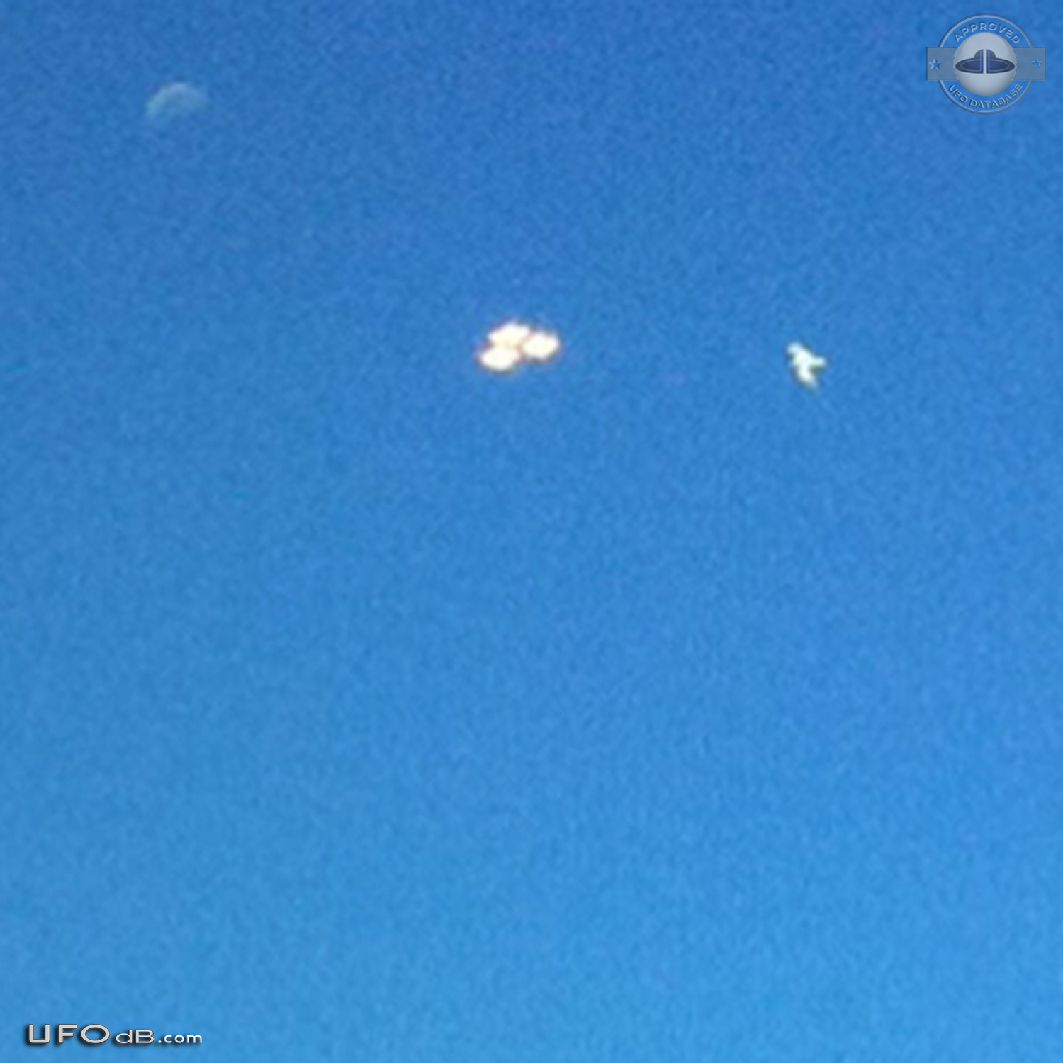 Three UFO saucers in triangular formation in Melbourne Australia 2011 UFO Picture #493-3