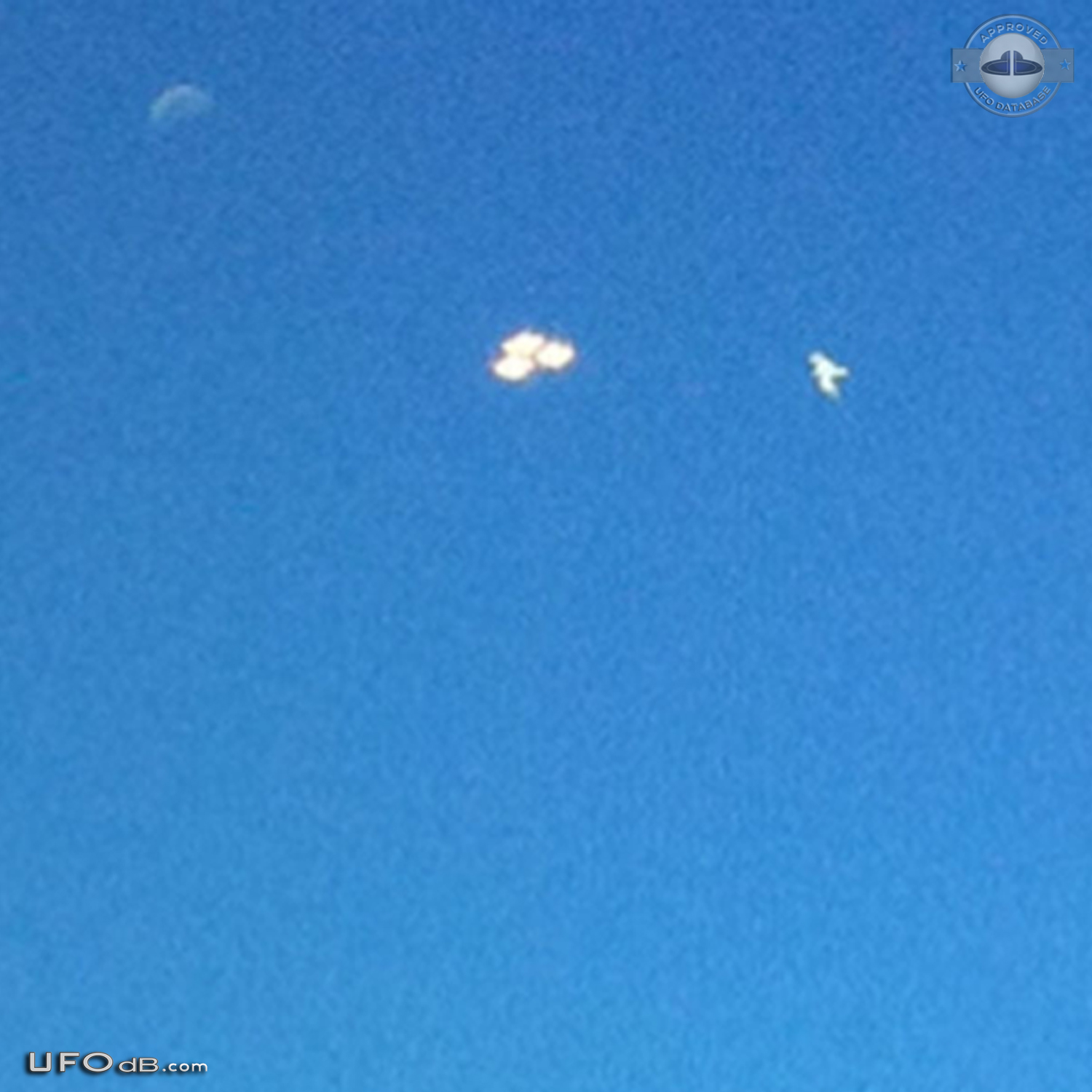 Three UFO saucers in triangular formation in Melbourne Australia 2011 UFO Picture #493-3
