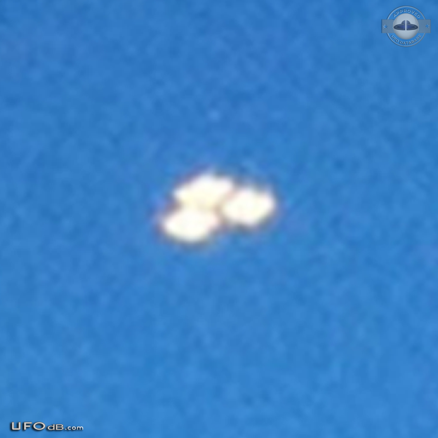 Three UFO saucers in triangular formation in Melbourne Australia 2011 UFO Picture #493-4