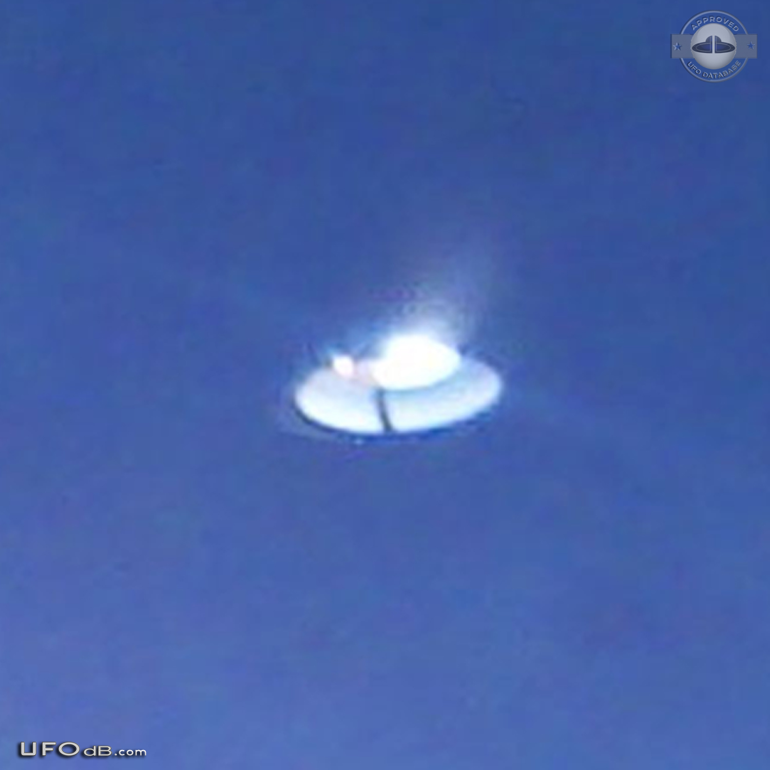 Two Saucer with dome UFOs caught on Picture in the Bahamas - 2012 UFO Picture #495-3
