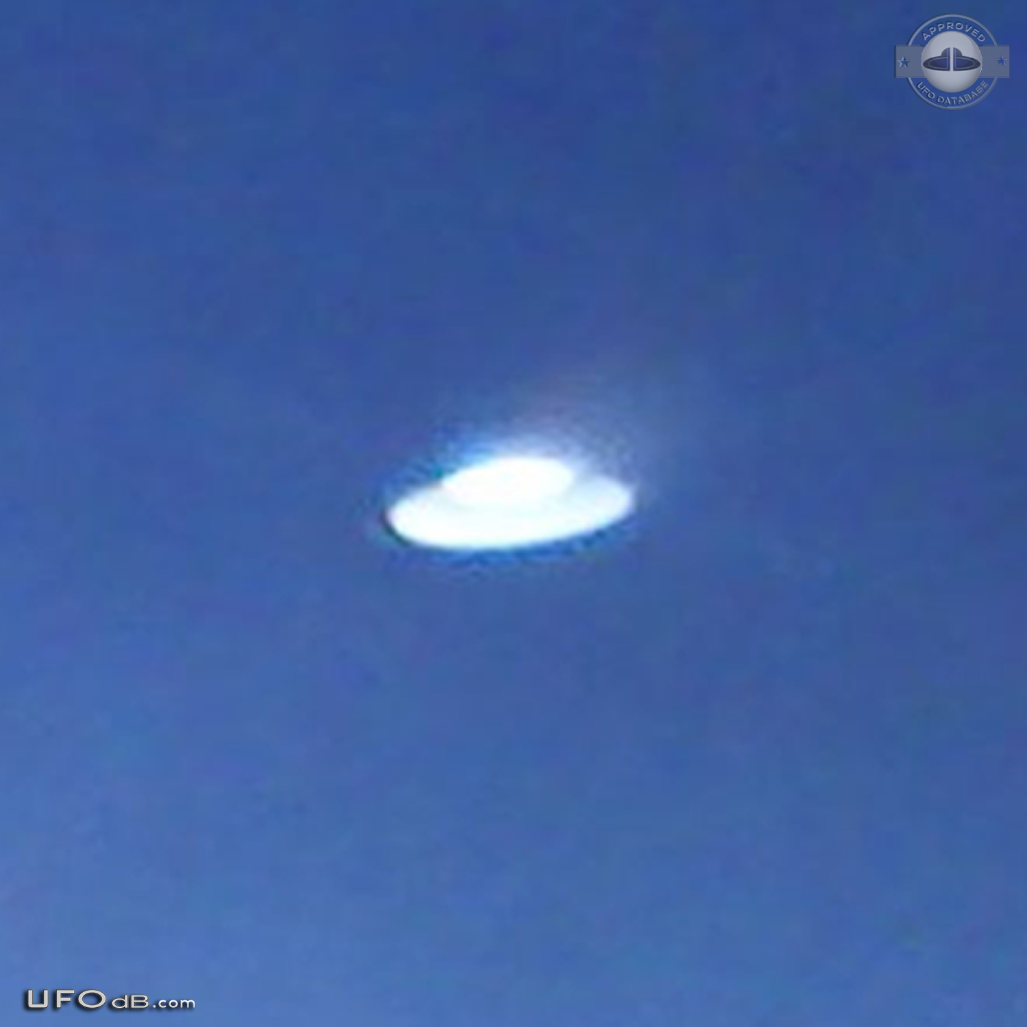 Two Saucer with dome UFOs caught on Picture in the Bahamas - 2012 UFO Picture #495-4