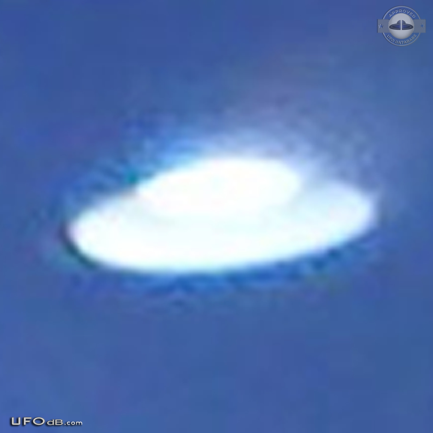 Two Saucer with dome UFOs caught on Picture in the Bahamas - 2012 UFO Picture #495-5