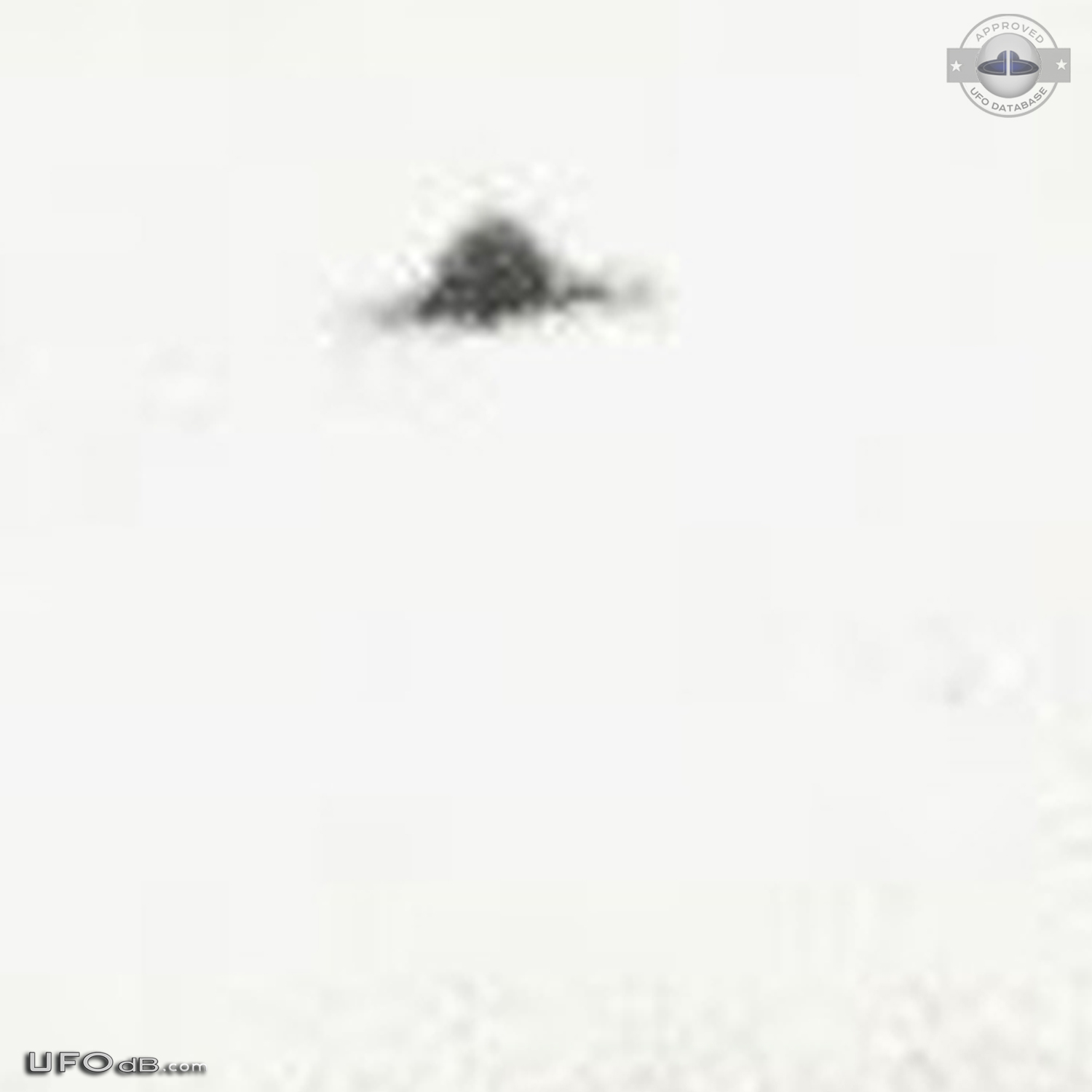 Picture of snowman in Nanaimo BC Canada gets a passing saucer UFO 1975 UFO Picture #498-4