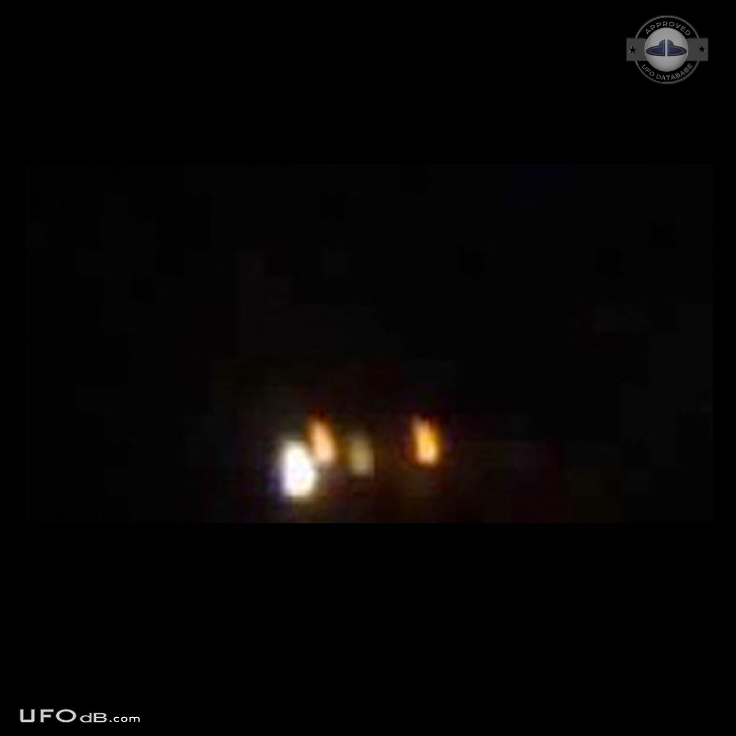 Several UFO pulsating orbs uses same flight pattern in Illinois 2012 UFO Picture #502-2