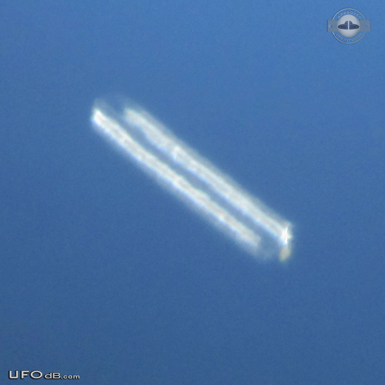 Long cylindrical UFO in bright day light over Virgies, Kentucky 2012 UFO Picture #503-2