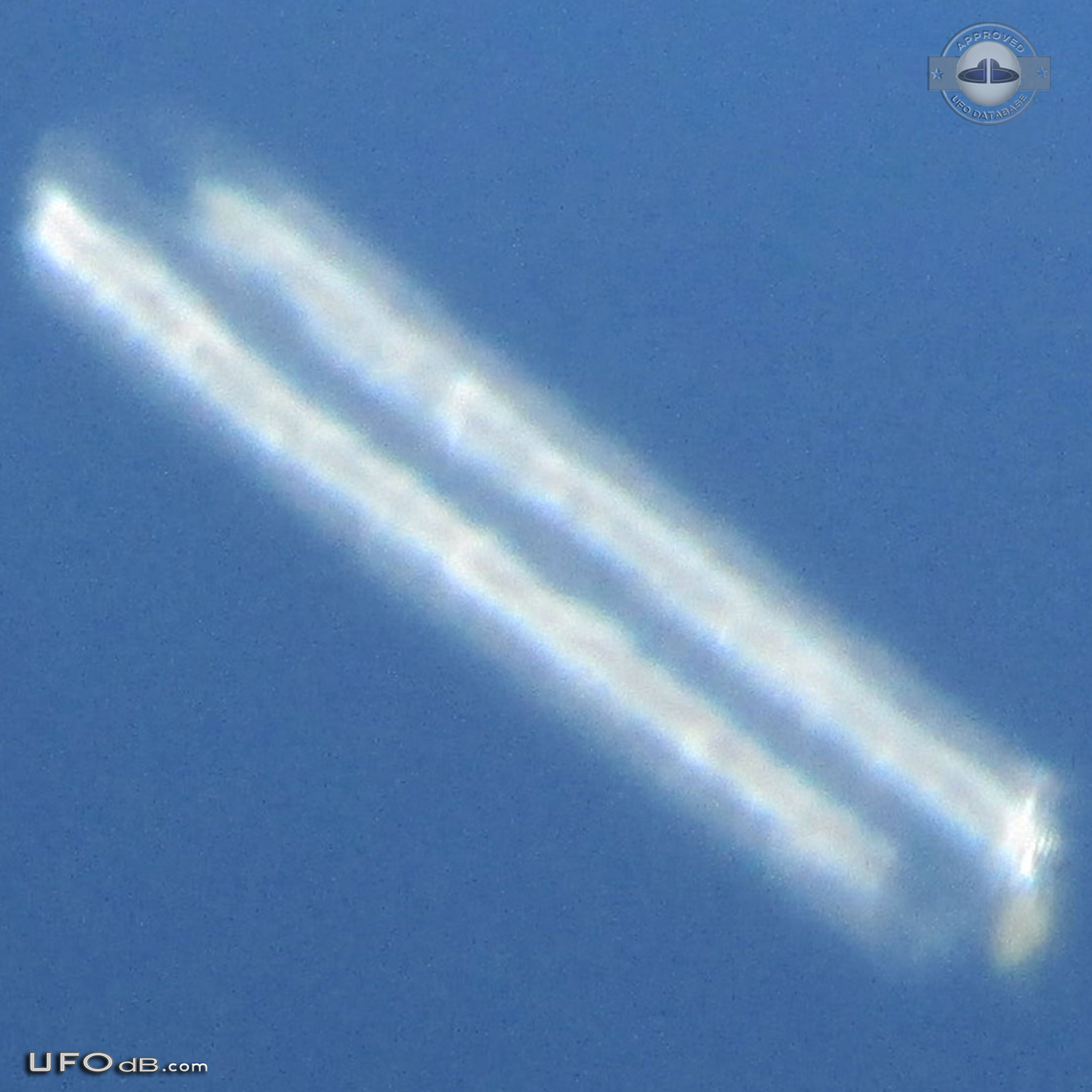 Long cylindrical UFO in bright day light over Virgies, Kentucky 2012 UFO Picture #503-4