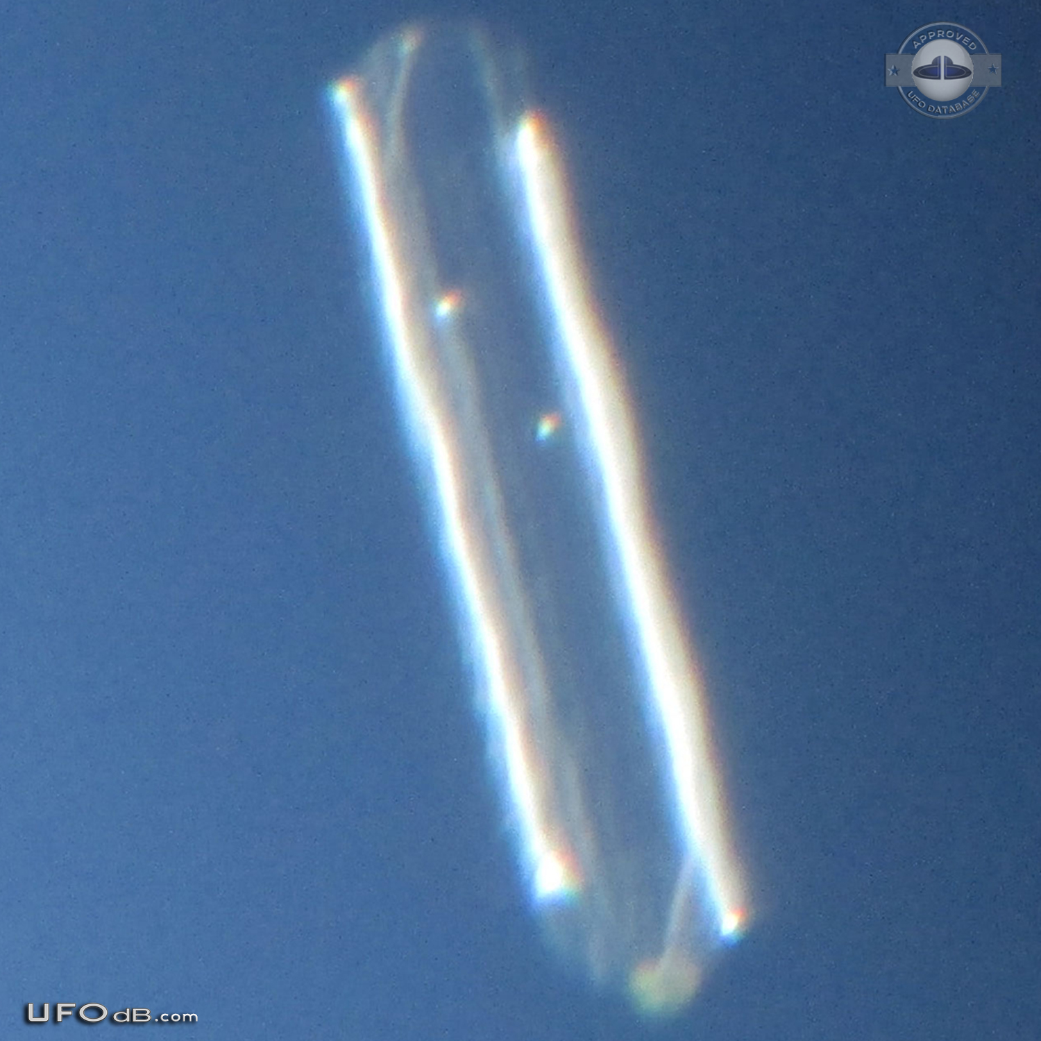 Long cylindrical UFO in bright day light over Virgies, Kentucky 2012 UFO Picture #503-5