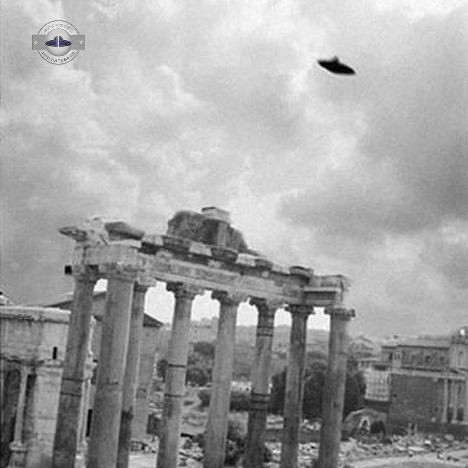 flying saucer passing over the ancient ruins near the center of Rome UFO Picture #51-2