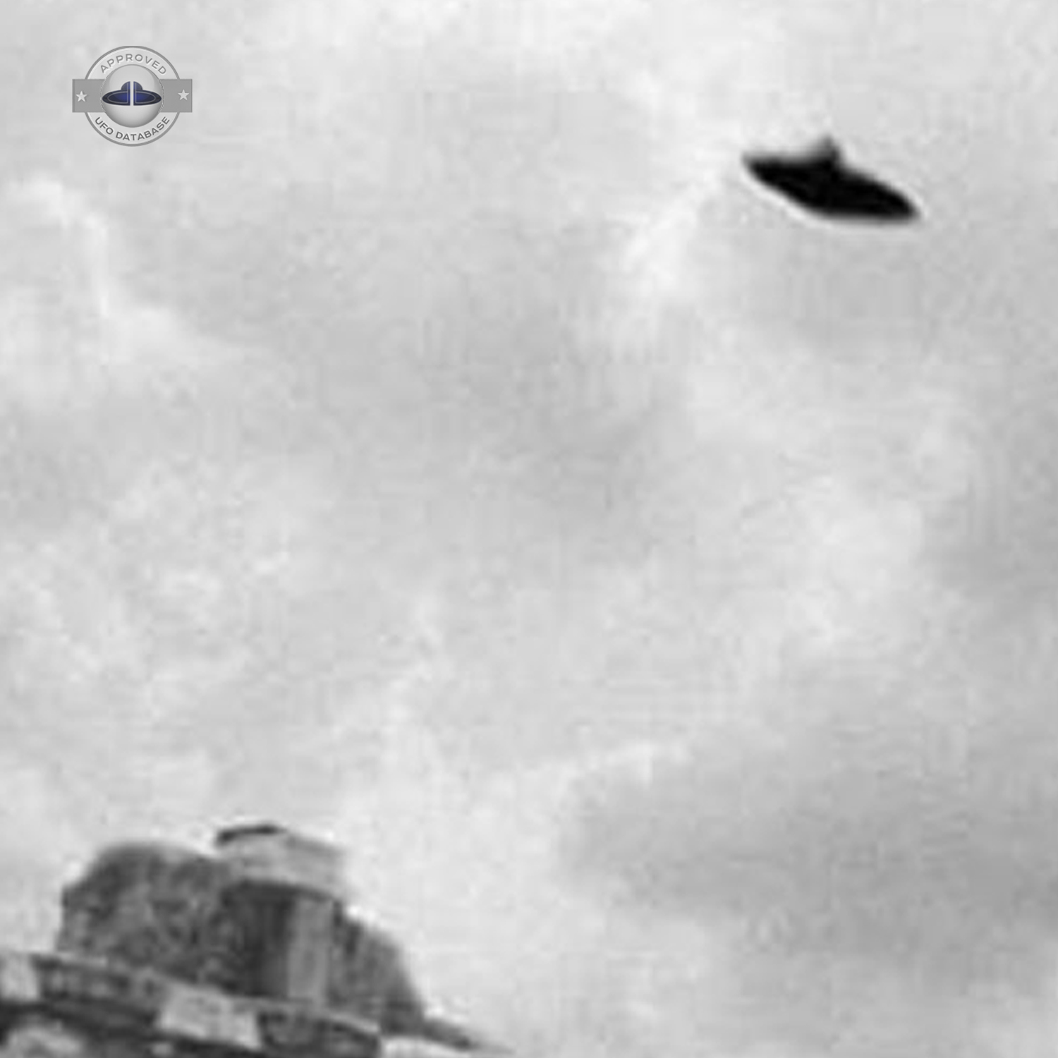 flying saucer passing over the ancient ruins near the center of Rome UFO Picture #51-3