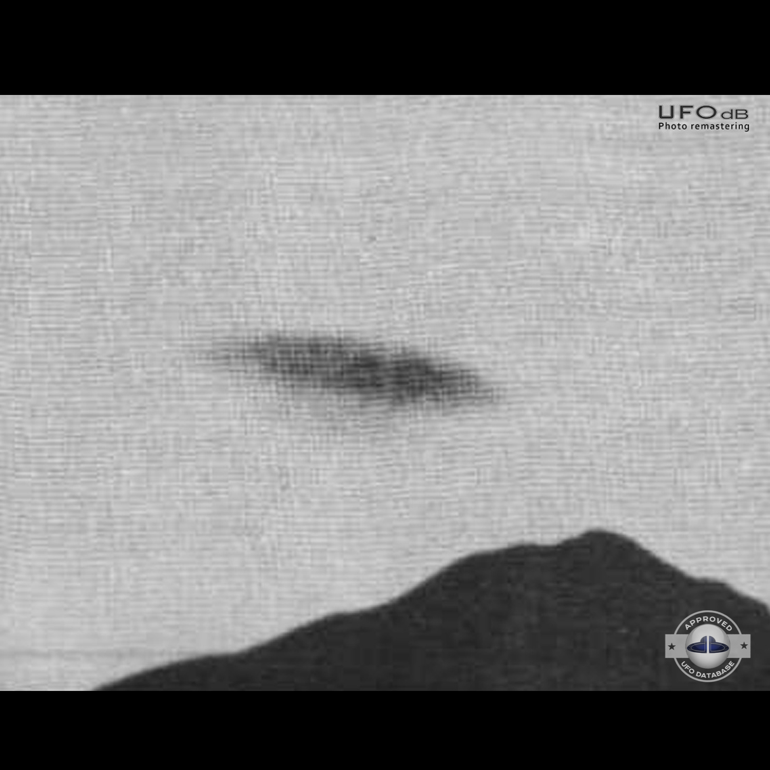 Old 1962 UFO picture coming from Argentina showing Saucer over hill UFO Picture #518-1