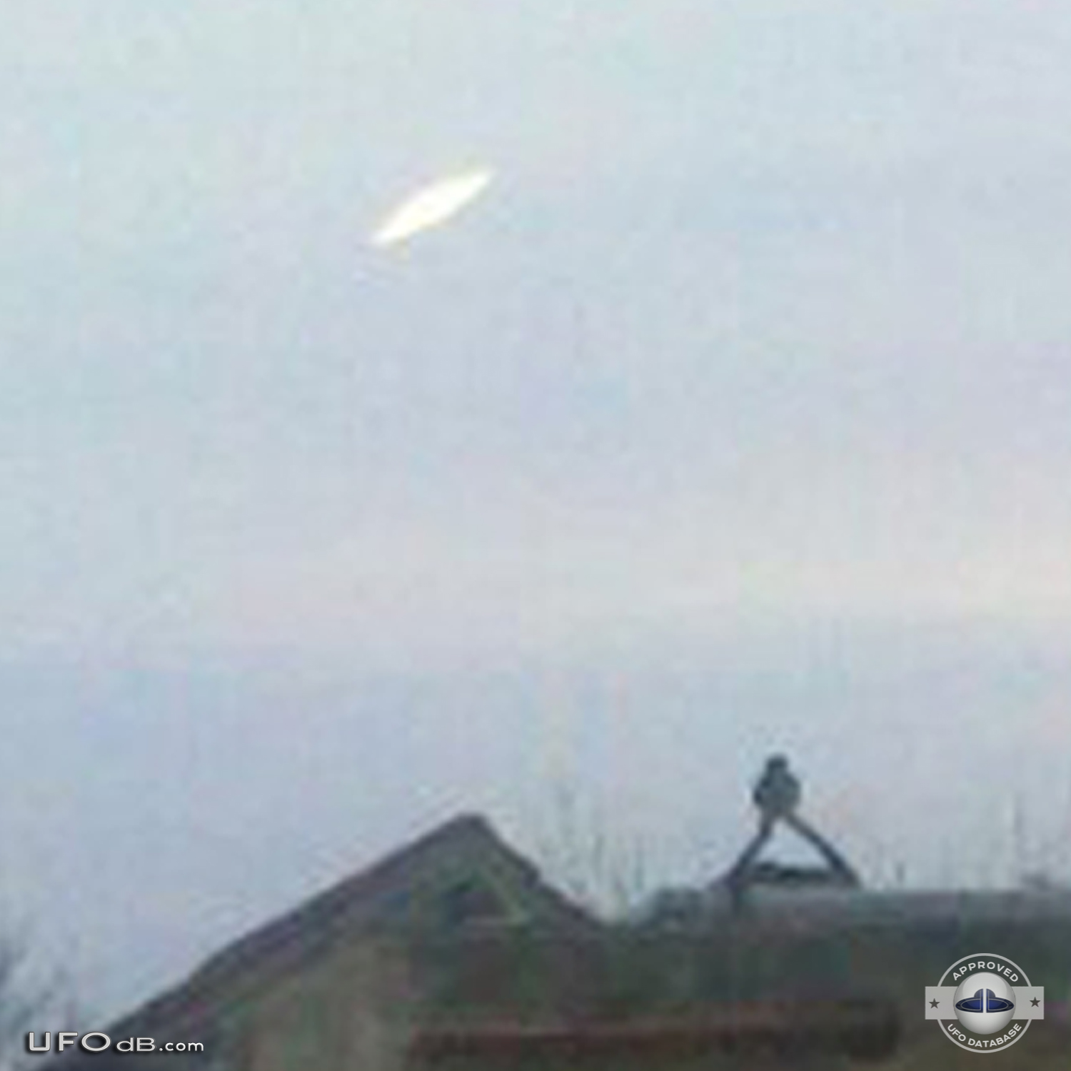 White Saucer UFO caught on photo in Bahia Blanca, Buenos Aires - 2012 UFO Picture #522-4