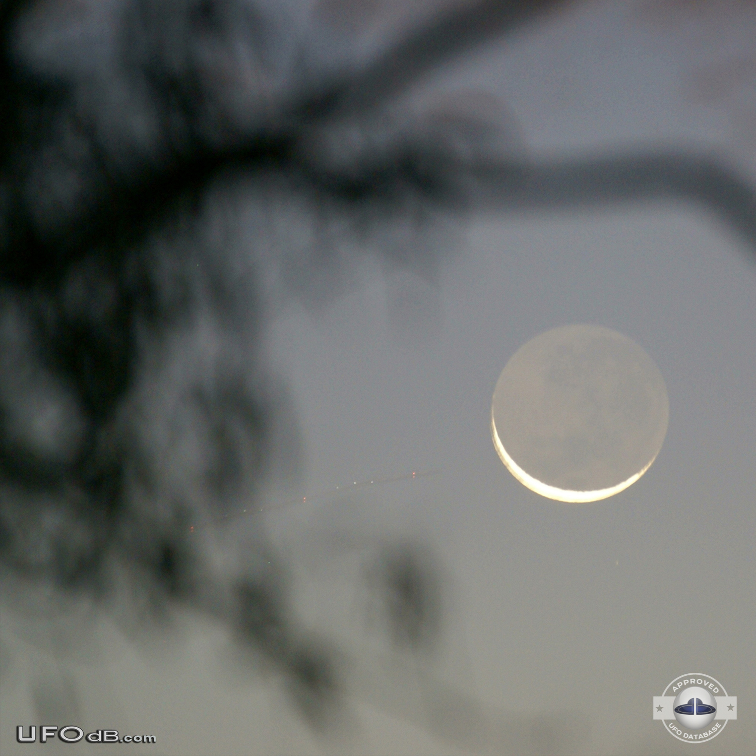 High quality Photo captures a Huge long UFO - Melbourne Australia 2009 UFO Picture #523-1
