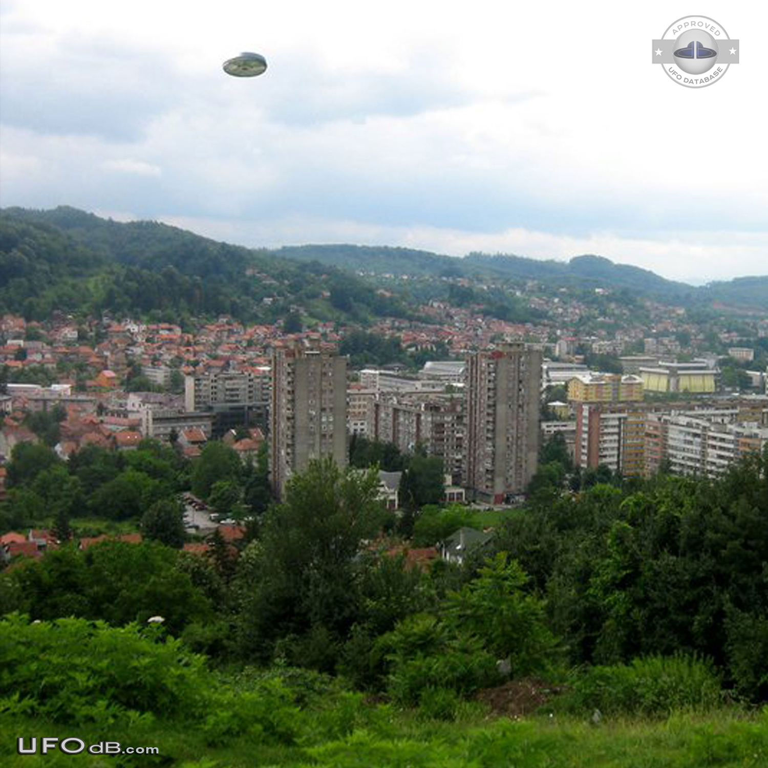 Cylinder UFO appear with a Flash but caught on picture - Tuzla Bosnia UFO Picture #532-1