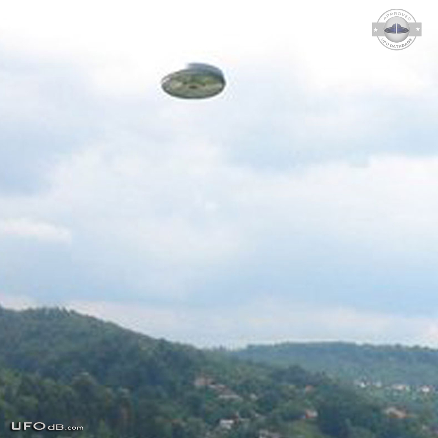 Cylinder UFO appear with a Flash but caught on picture - Tuzla Bosnia UFO Picture #532-3