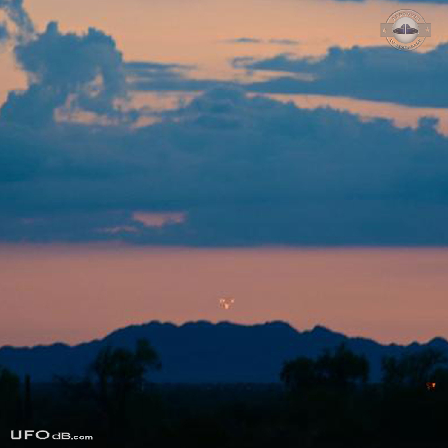Famous UFO photos in the News - Fleet of UFOs Gila Bend, Arizona 2012 UFO Picture #534-1
