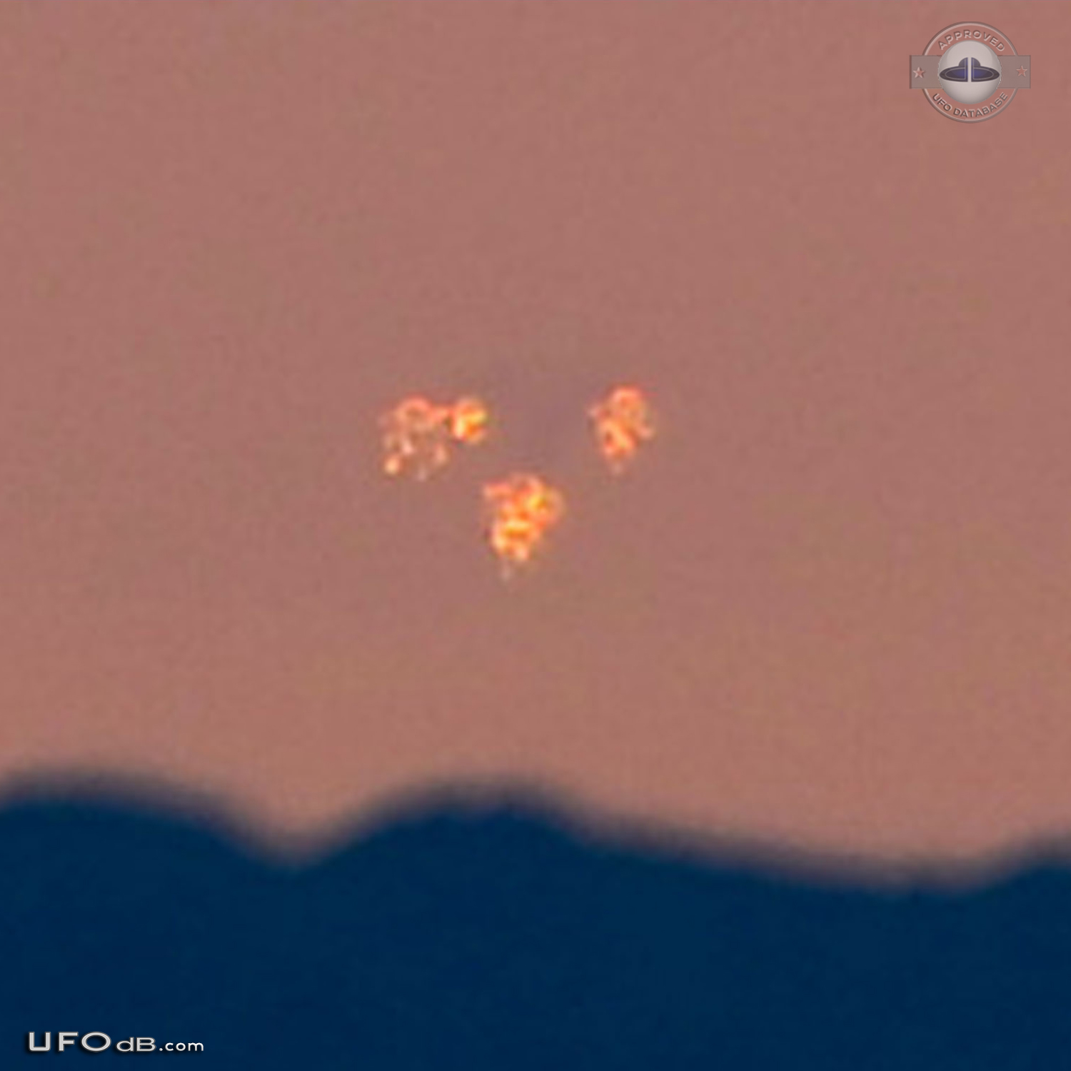 Famous UFO photos in the News - Fleet of UFOs Gila Bend, Arizona 2012 UFO Picture #534-3