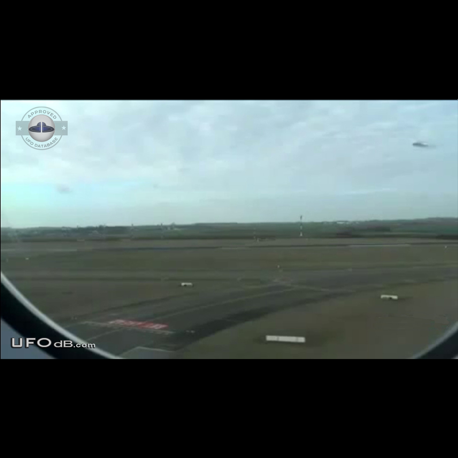 UFO picture from plane taking off Paris Charles de Gaulle airport 2013 UFO Picture #541-1