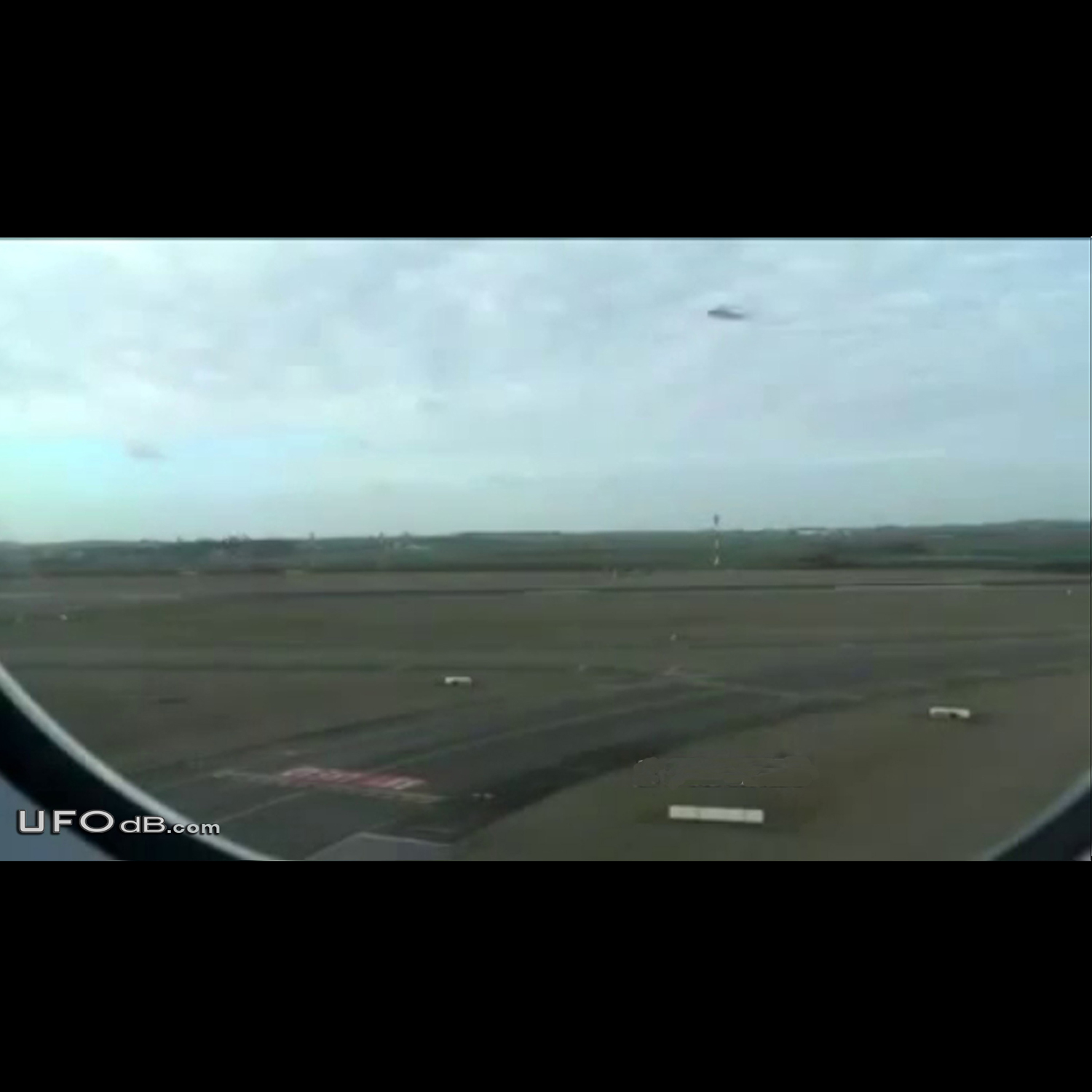 UFO picture from plane taking off Paris Charles de Gaulle airport 2013 UFO Picture #541-2