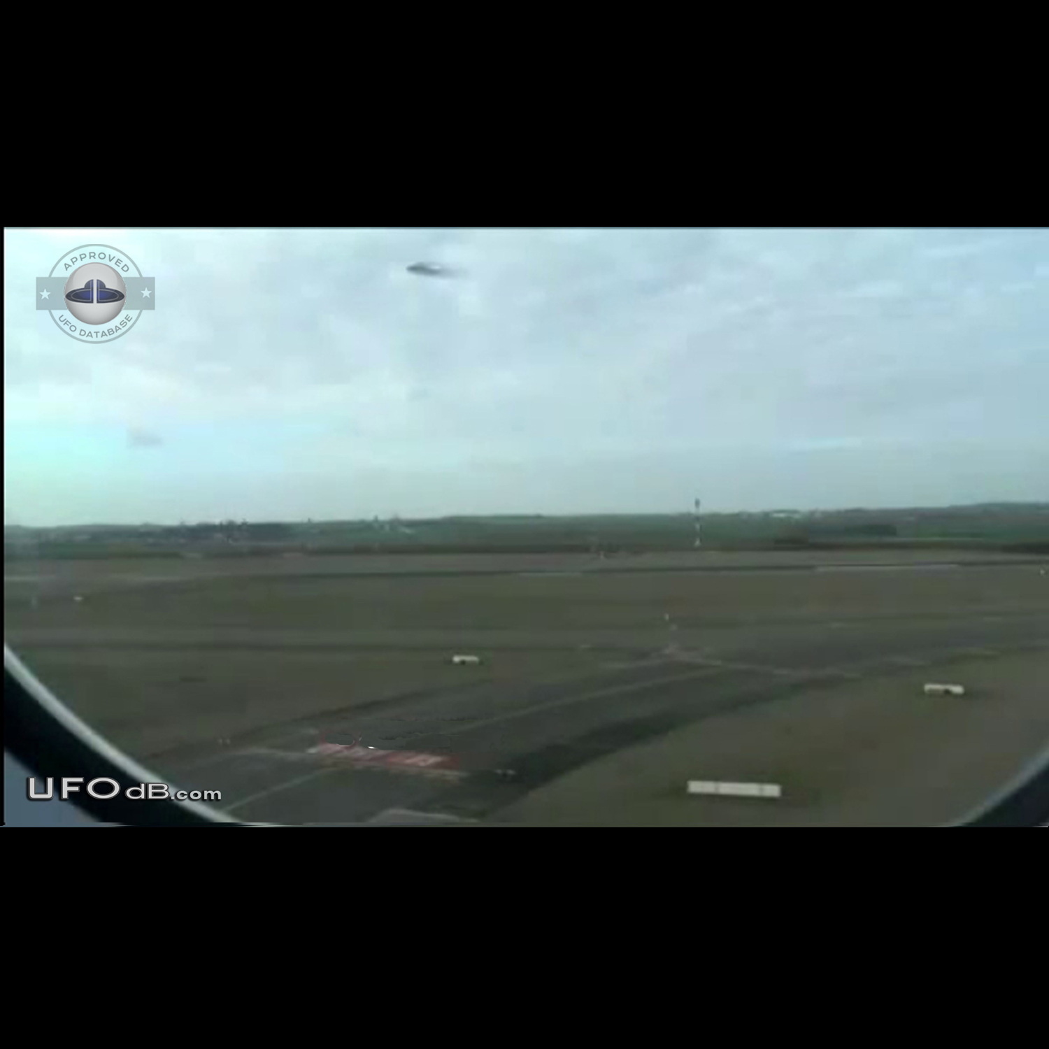 UFO picture from plane taking off Paris Charles de Gaulle airport 2013 UFO Picture #541-3