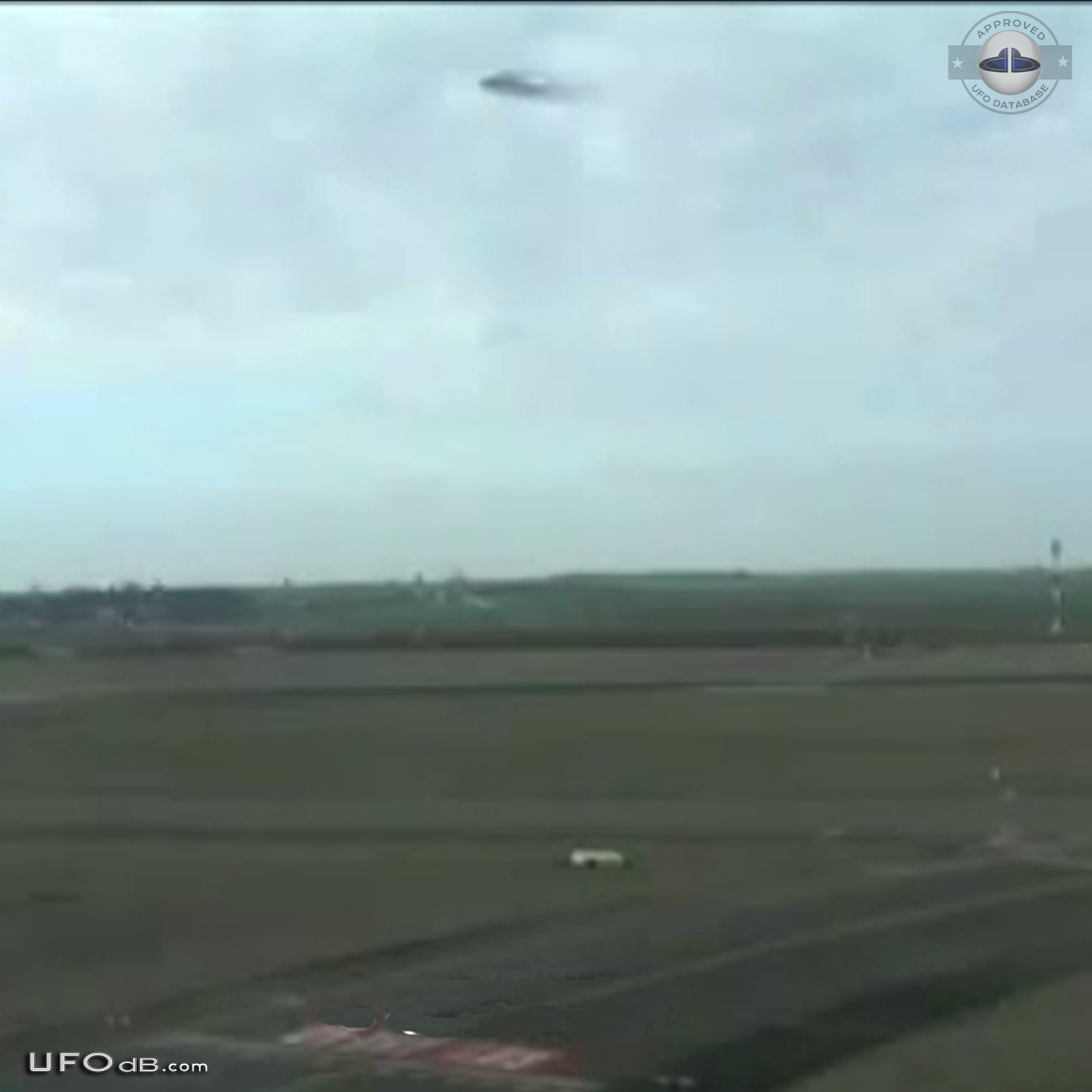 UFO picture from plane taking off Paris Charles de Gaulle airport 2013 UFO Picture #541-4