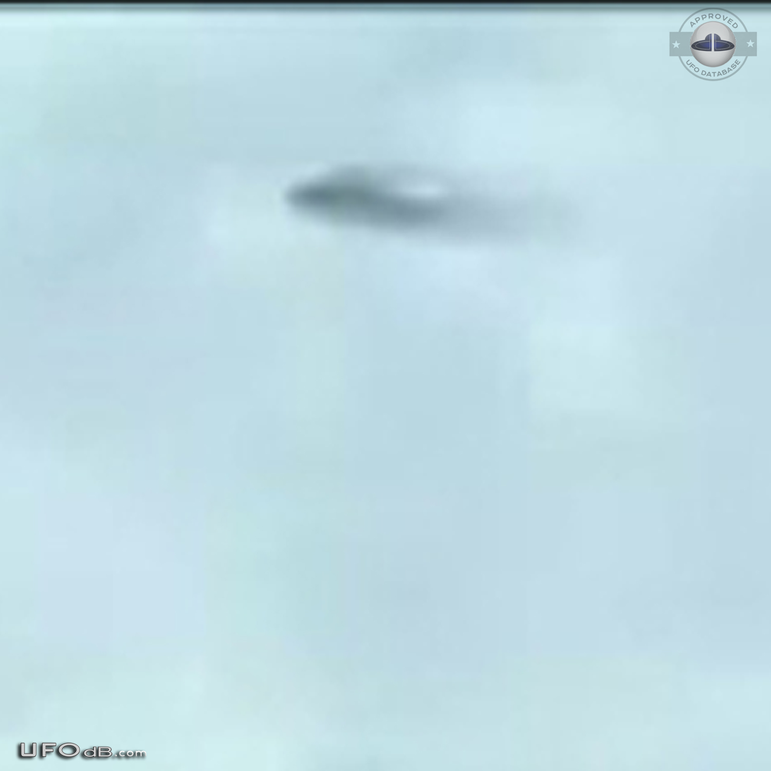UFO picture from plane taking off Paris Charles de Gaulle airport 2013 UFO Picture #541-5
