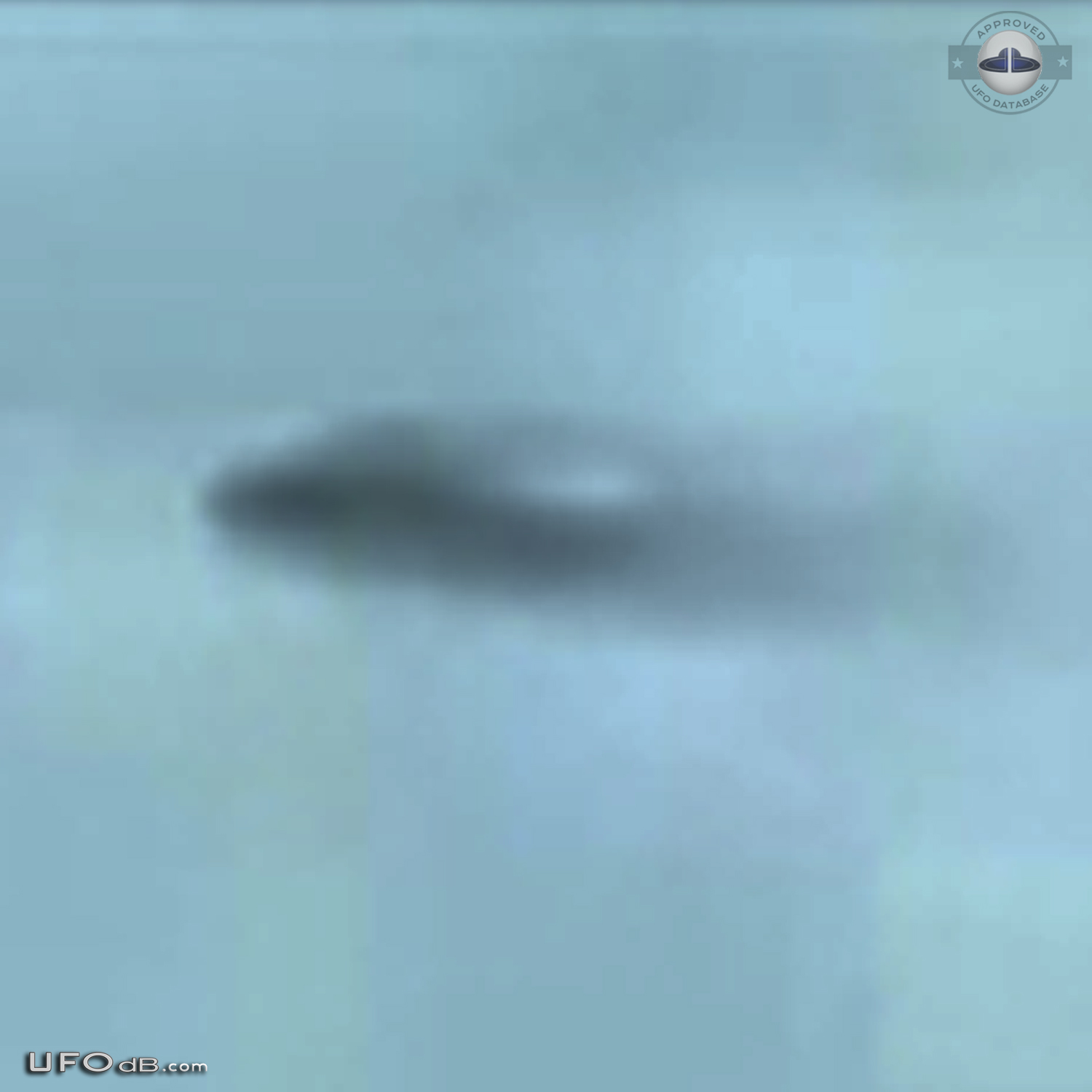UFO picture from plane taking off Paris Charles de Gaulle airport 2013 UFO Picture #541-6