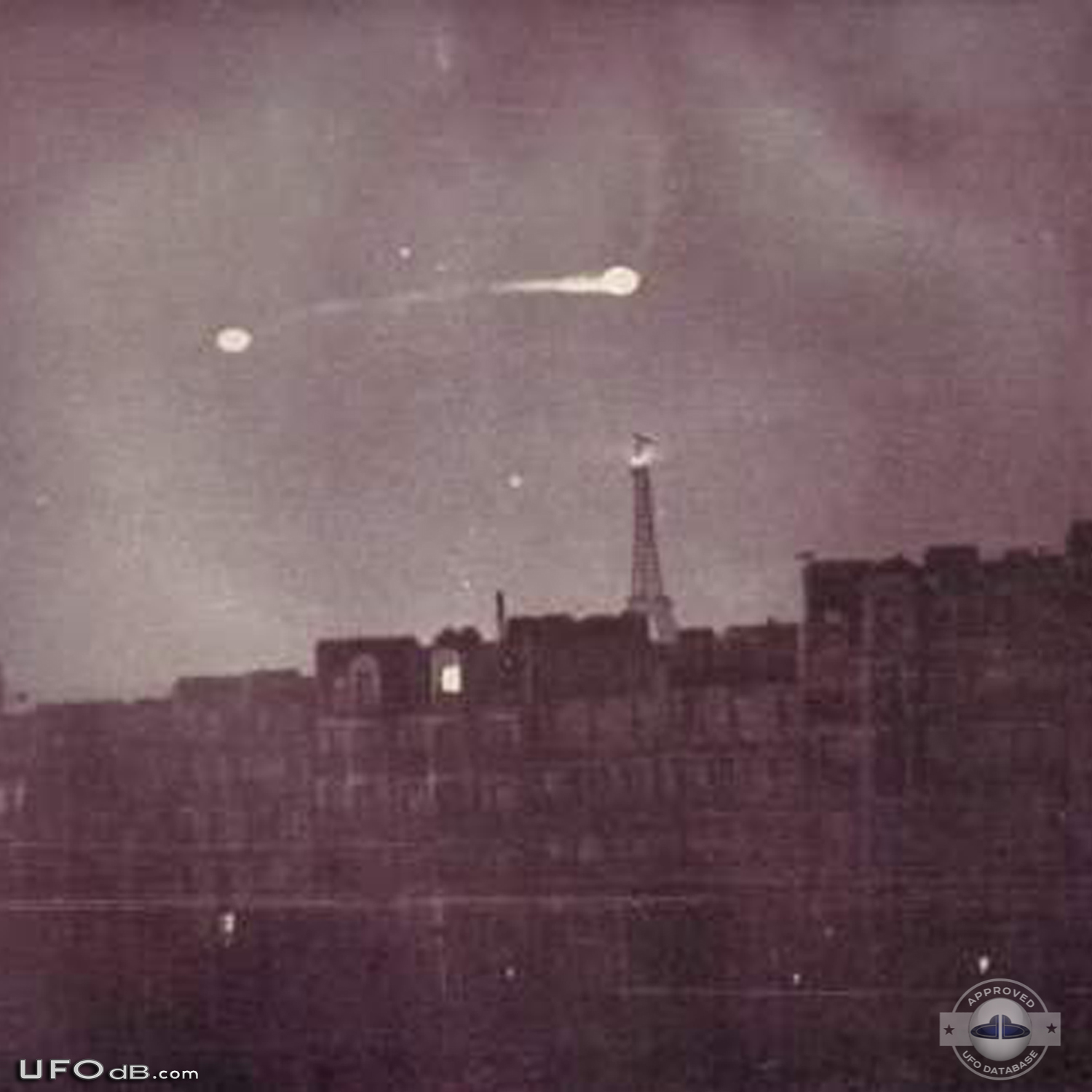 Old 1953 UFO sighting picture caught over Paris, France UFO Picture #543-2