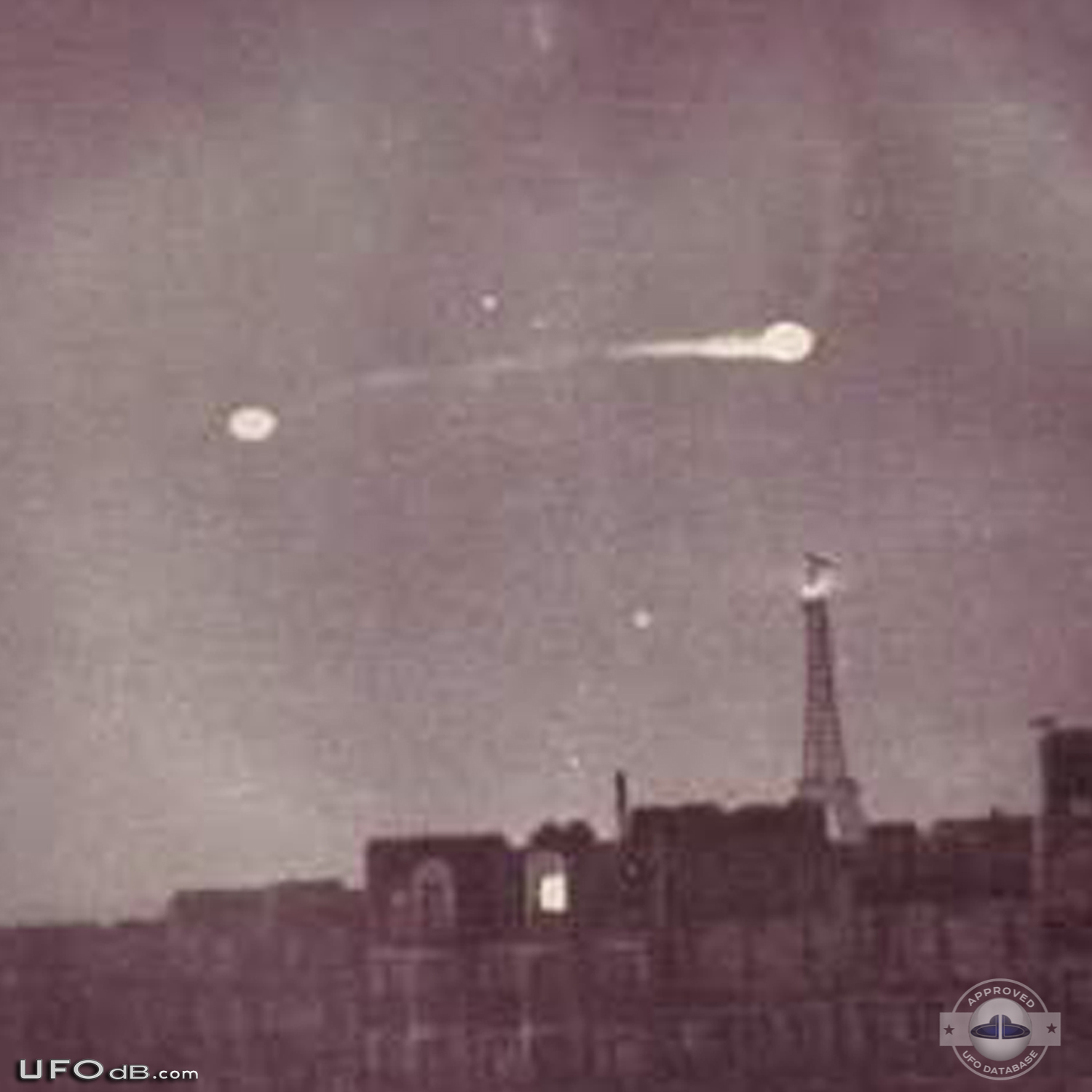 Old 1953 UFO sighting picture caught over Paris, France UFO Picture #543-3