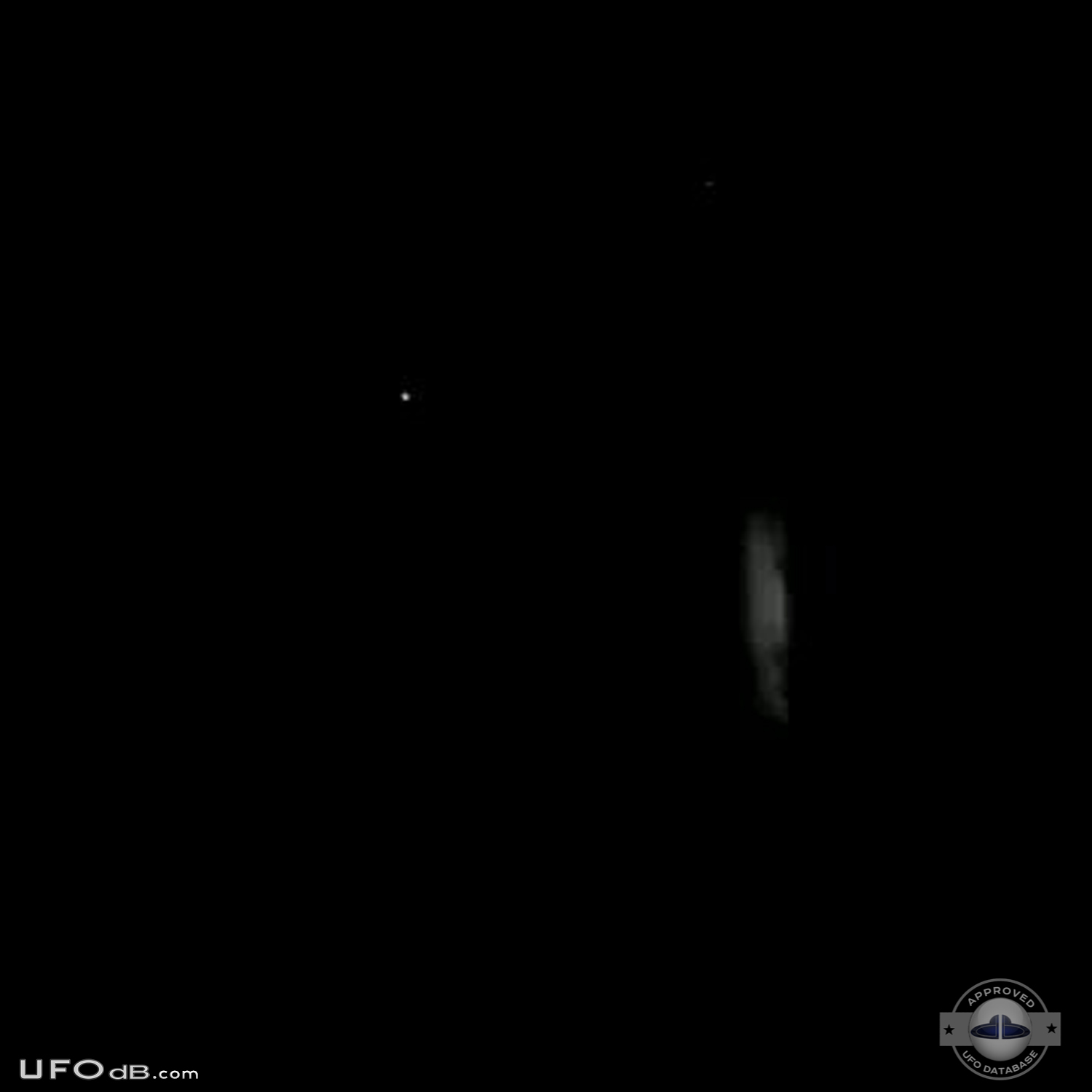UFO changing shapes in the night over Concord in California - 2013 UFO Picture #544-1