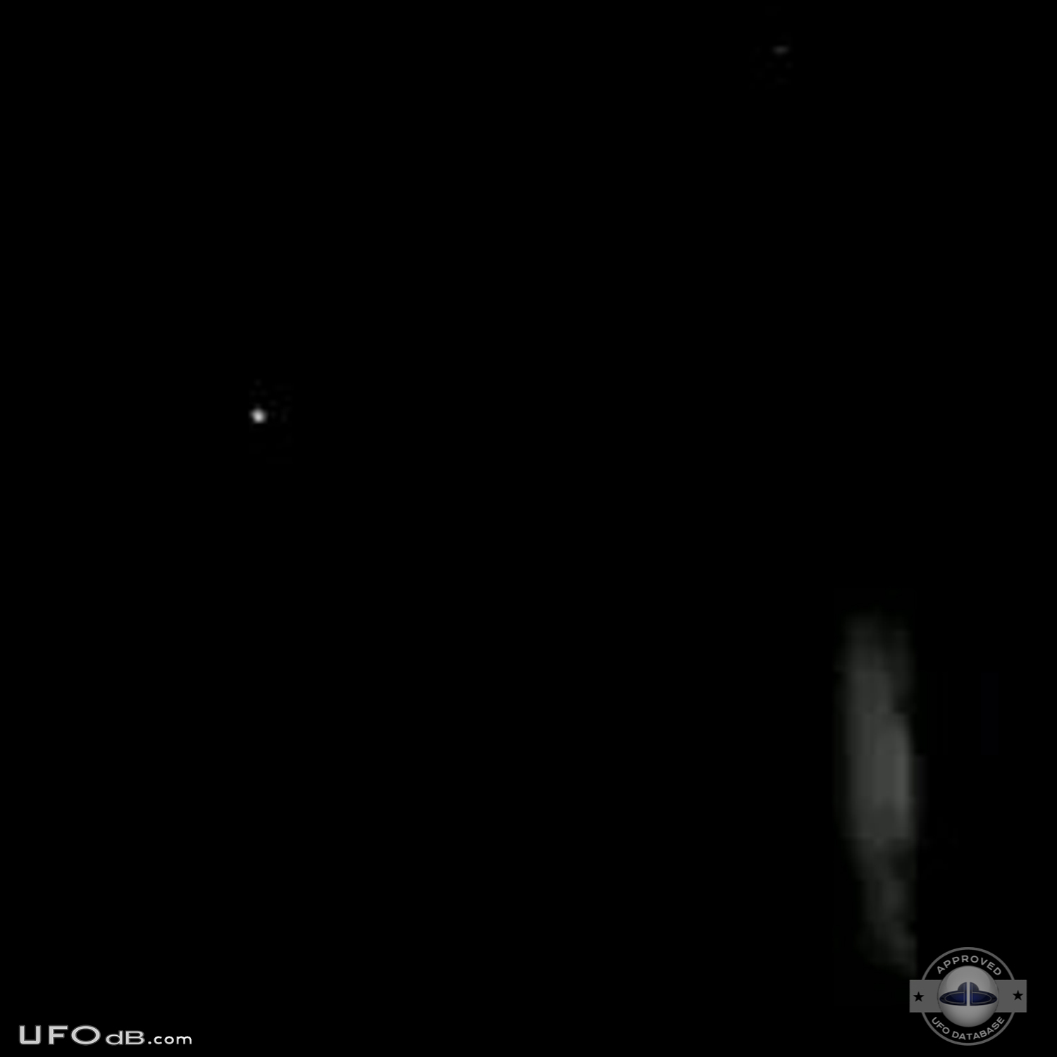 UFO changing shapes in the night over Concord in California - 2013 UFO Picture #544-2