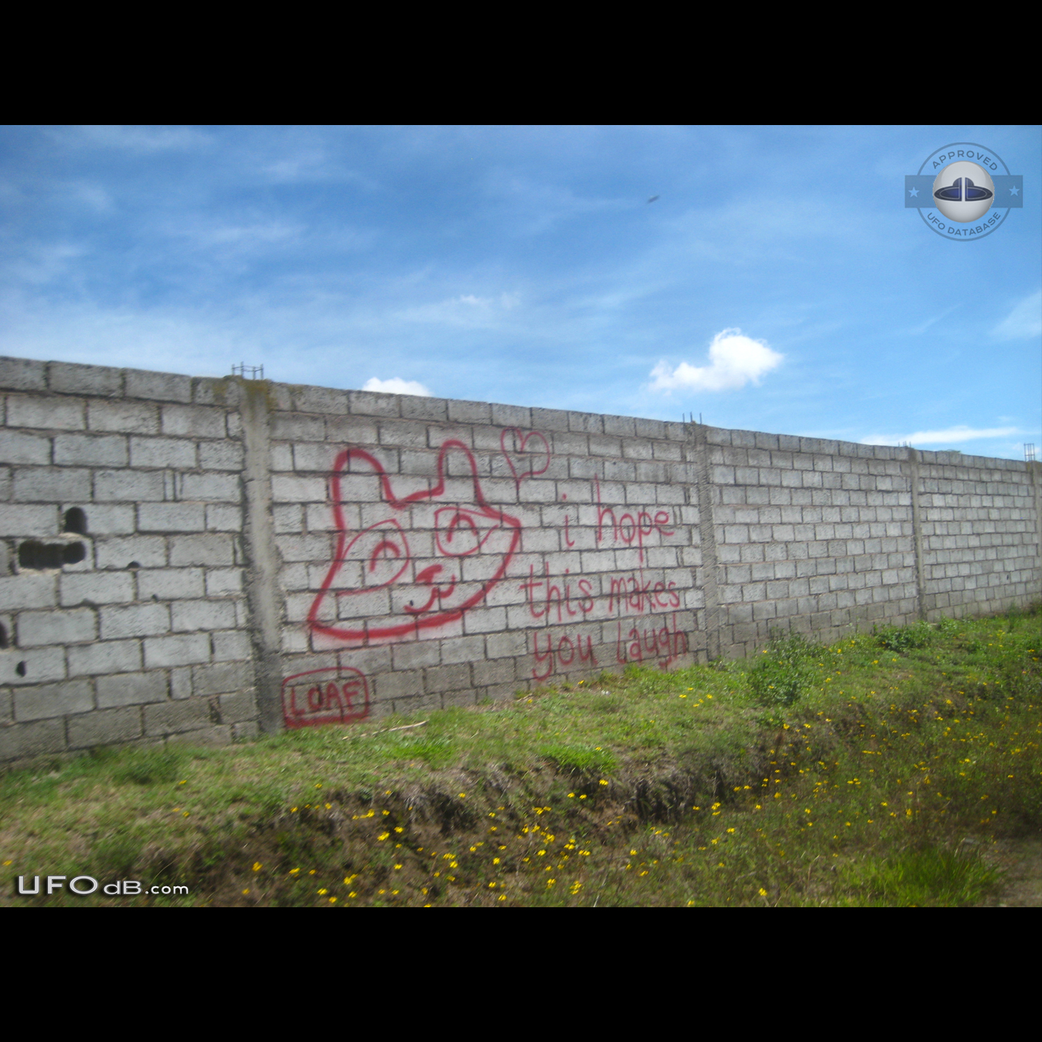Picture of Graffiti on wall captures UFO in the sky in Cumbaya Ecuador UFO Picture #552-1